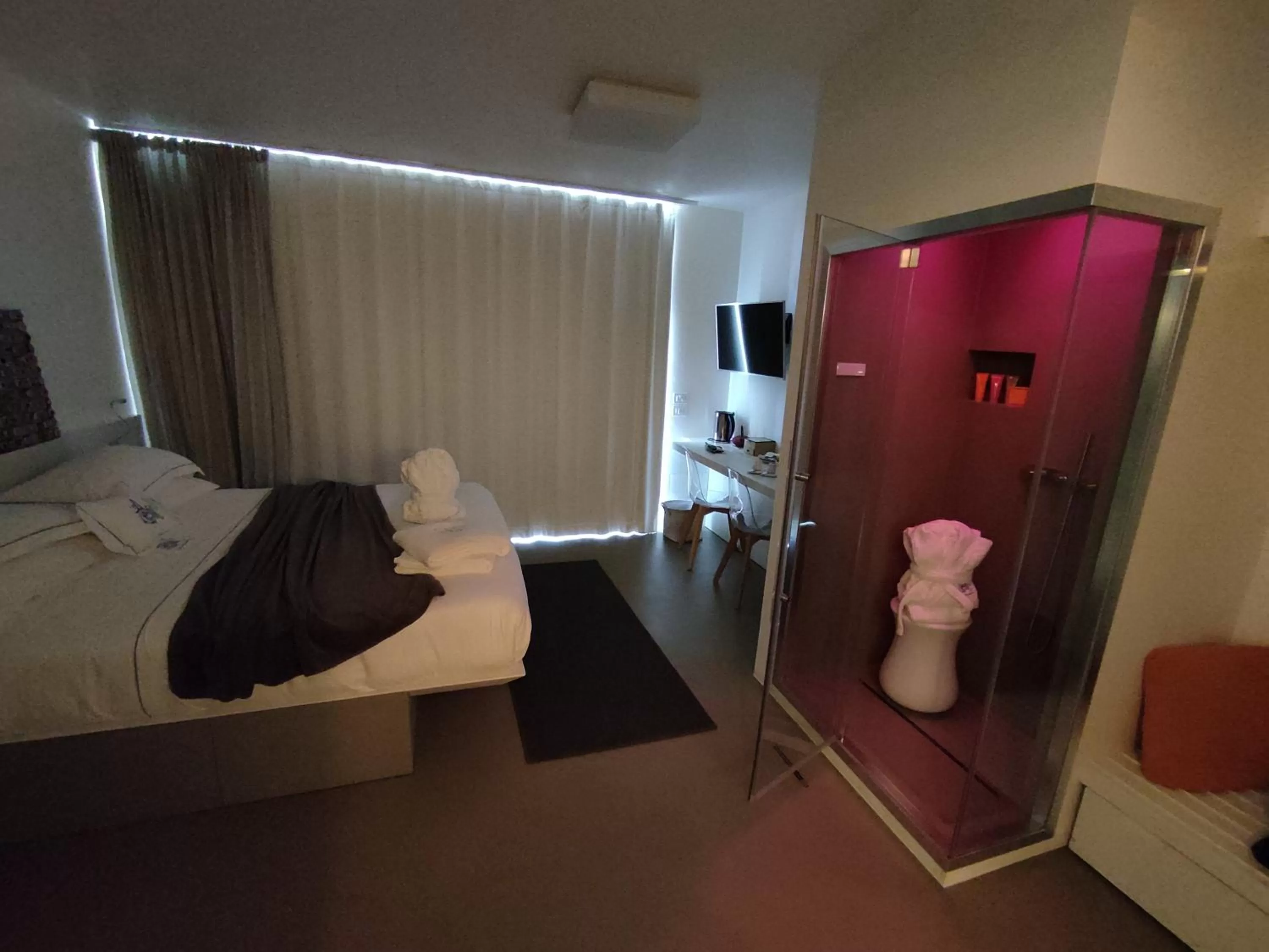 Steam room, Bed in Antico Mondo Rooms & Suites