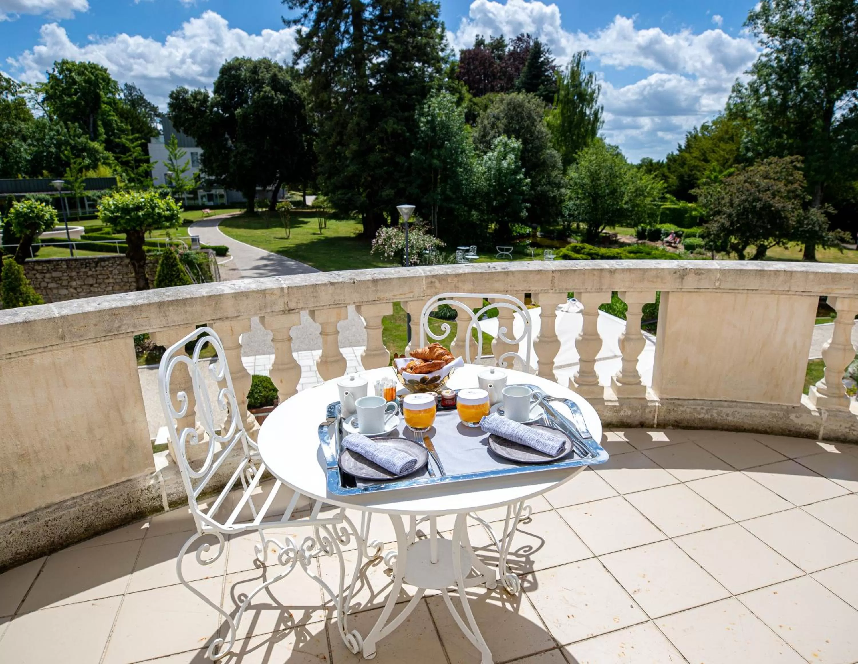 Balcony/Terrace in Château Belmont Tours by The Crest Collection