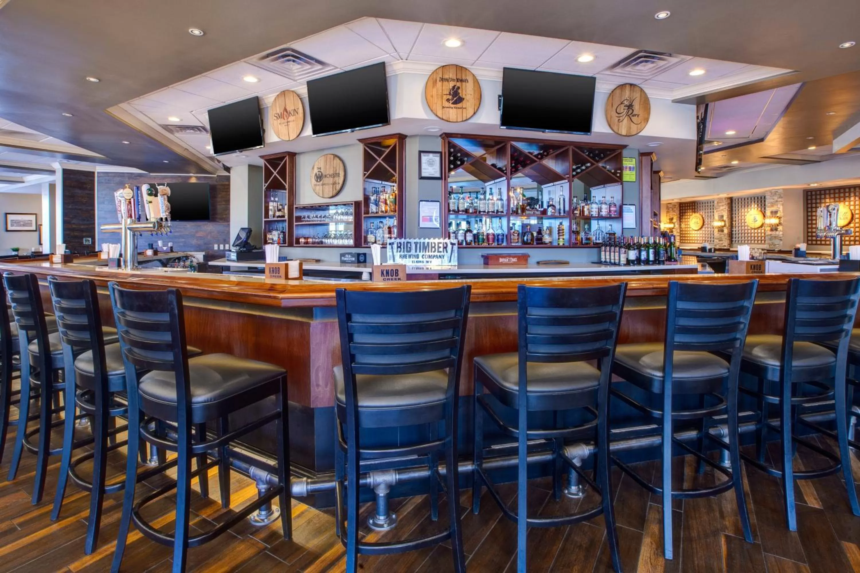 Lounge or bar in Holiday Inn Morgantown-University Area by IHG