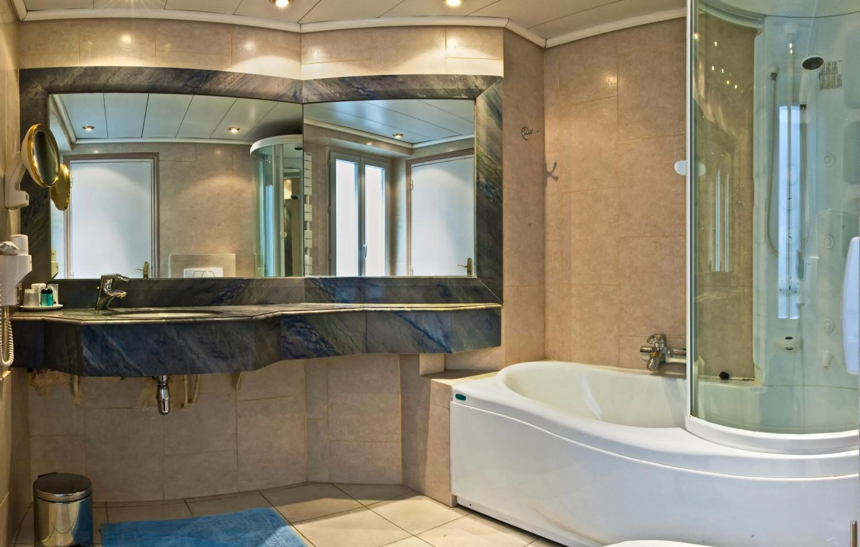 Bathroom in Hôtel Du Midi Paris Montparnasse