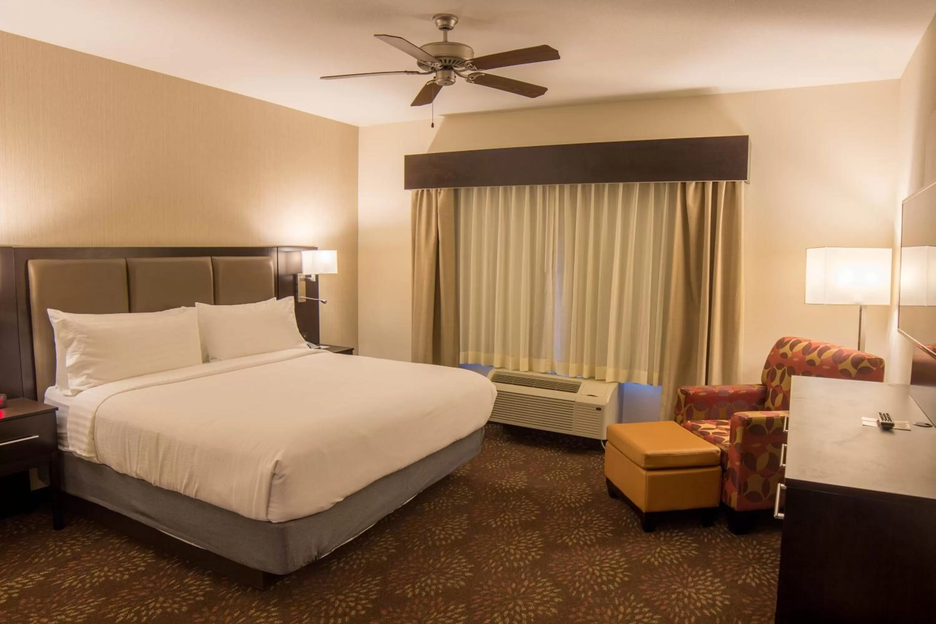 Photo of the whole room, Bed in Holiday Inn Trophy Club by IHG