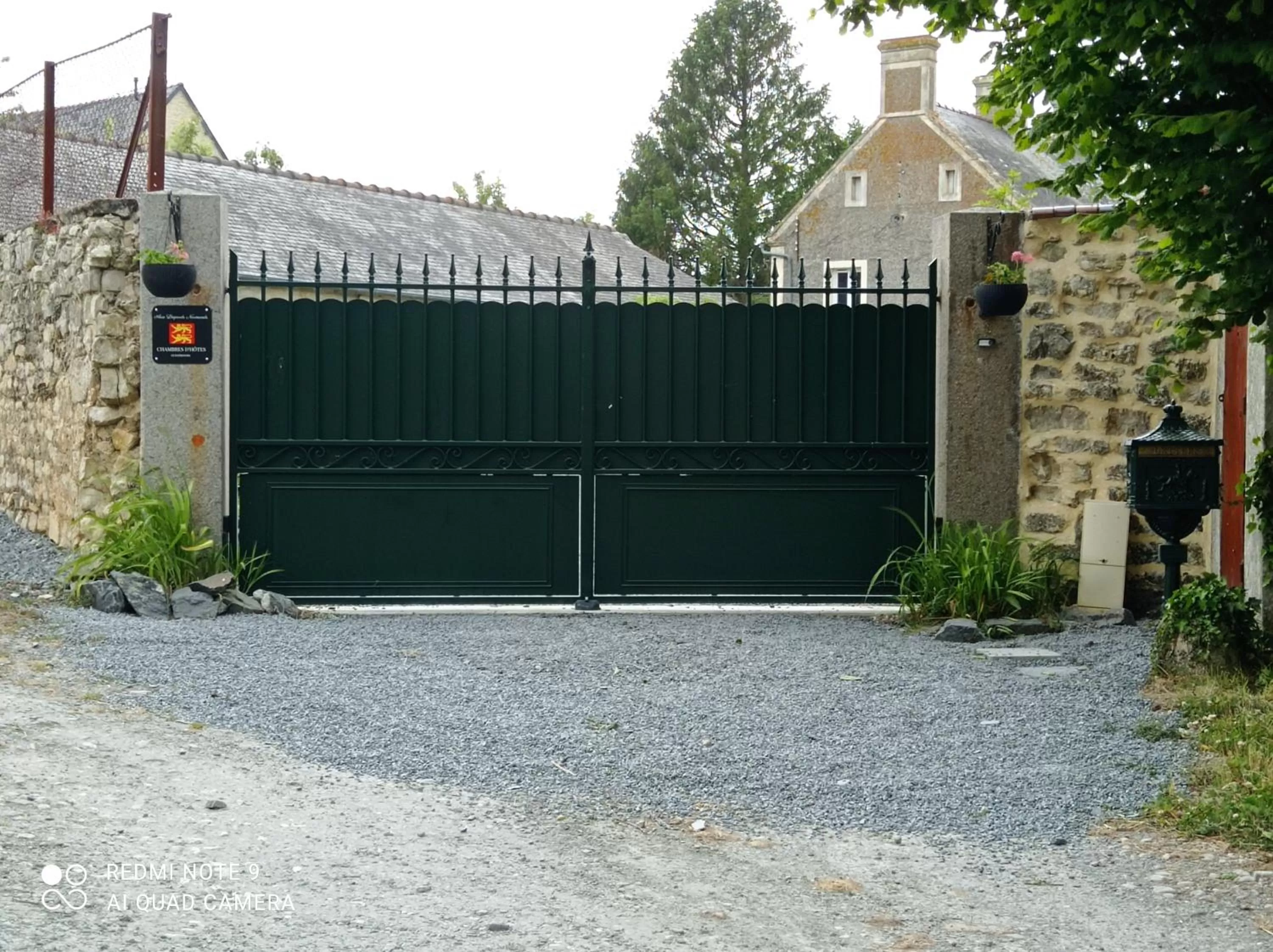 Facade/entrance in Aux Léopards Normands