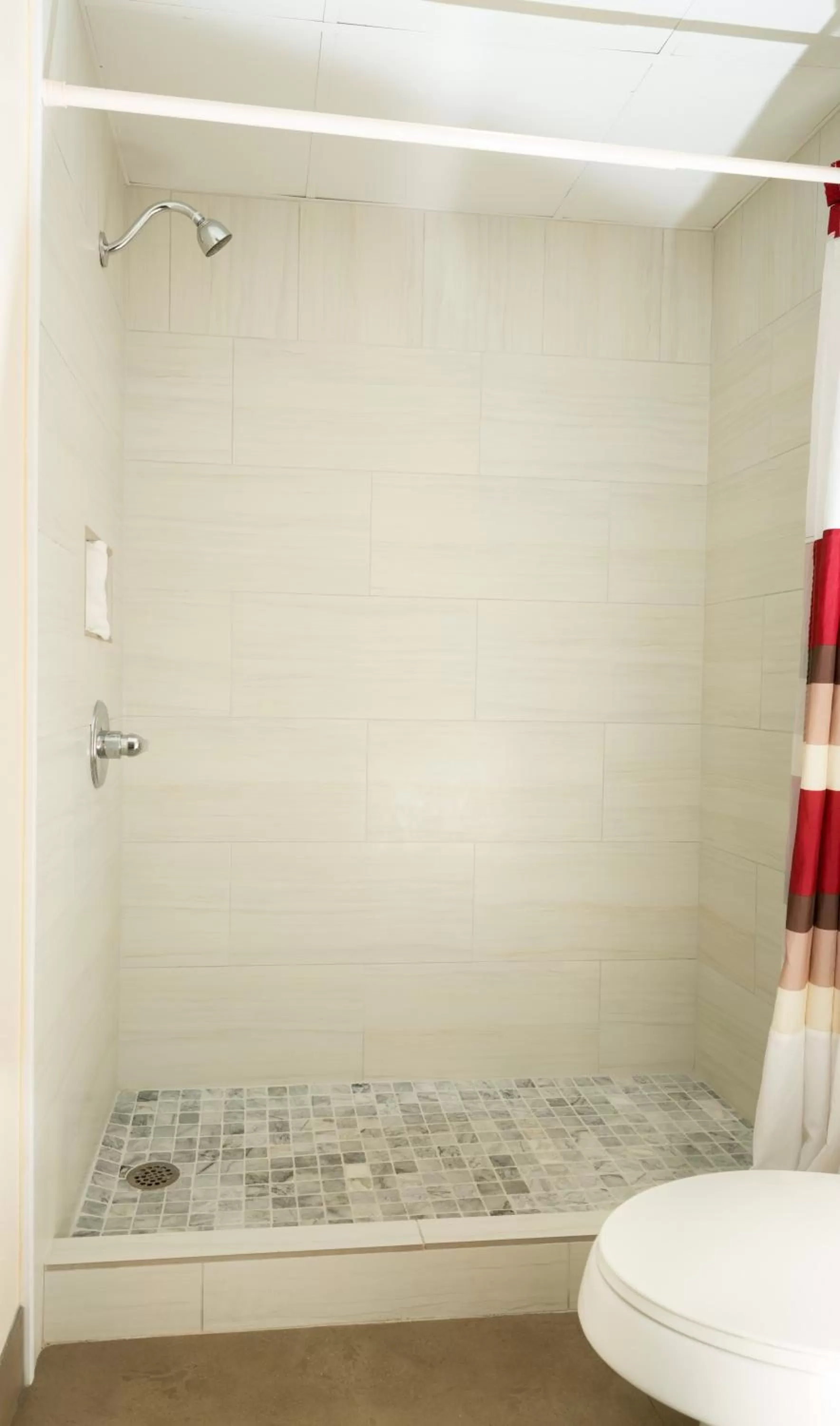 Bathroom in Red Roof Inn & Suites Pigeon Forge Parkway