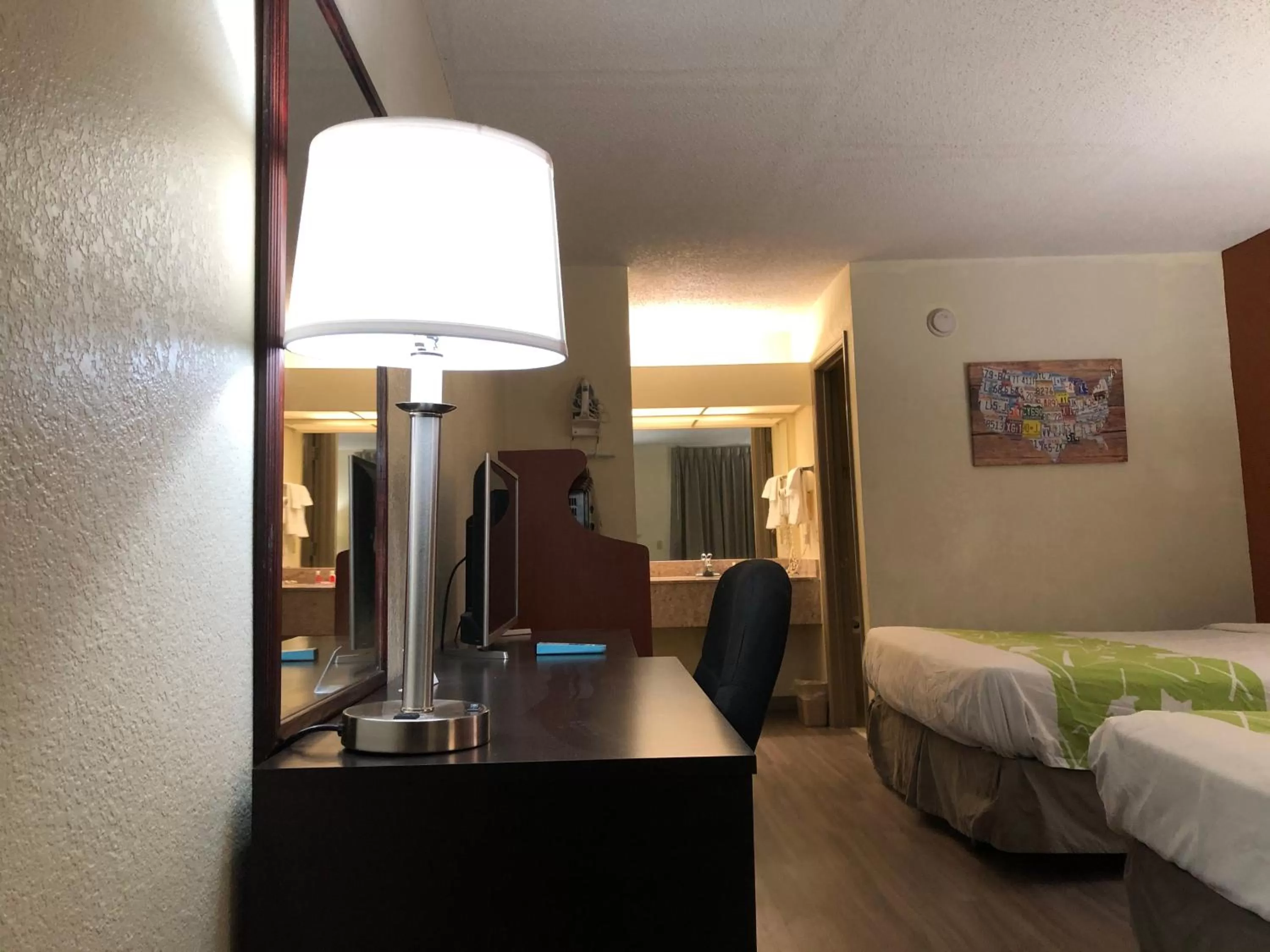 Bed in Econo Lodge Dothan West