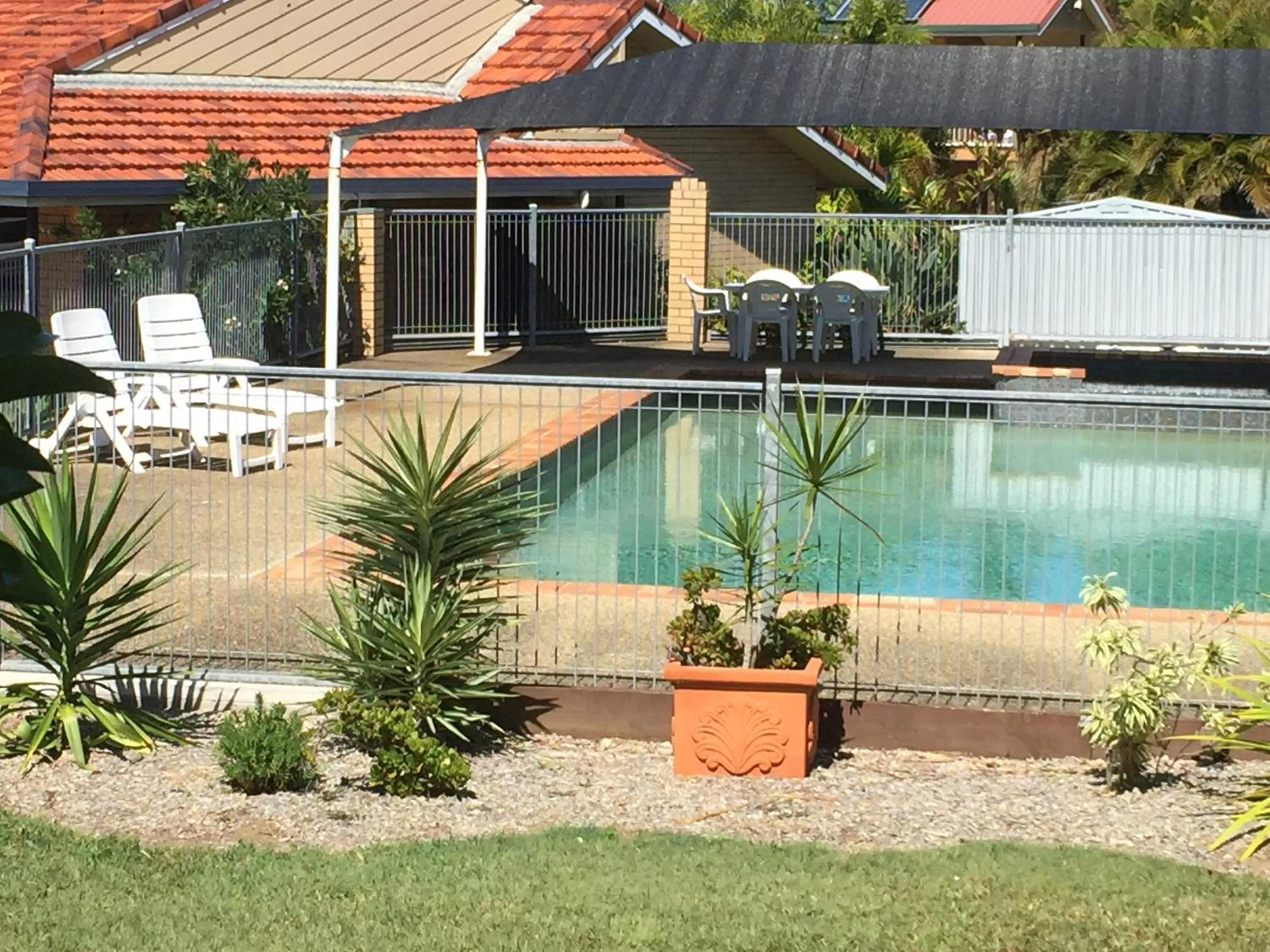 Swimming pool in Aspley Carsel Motor Inn