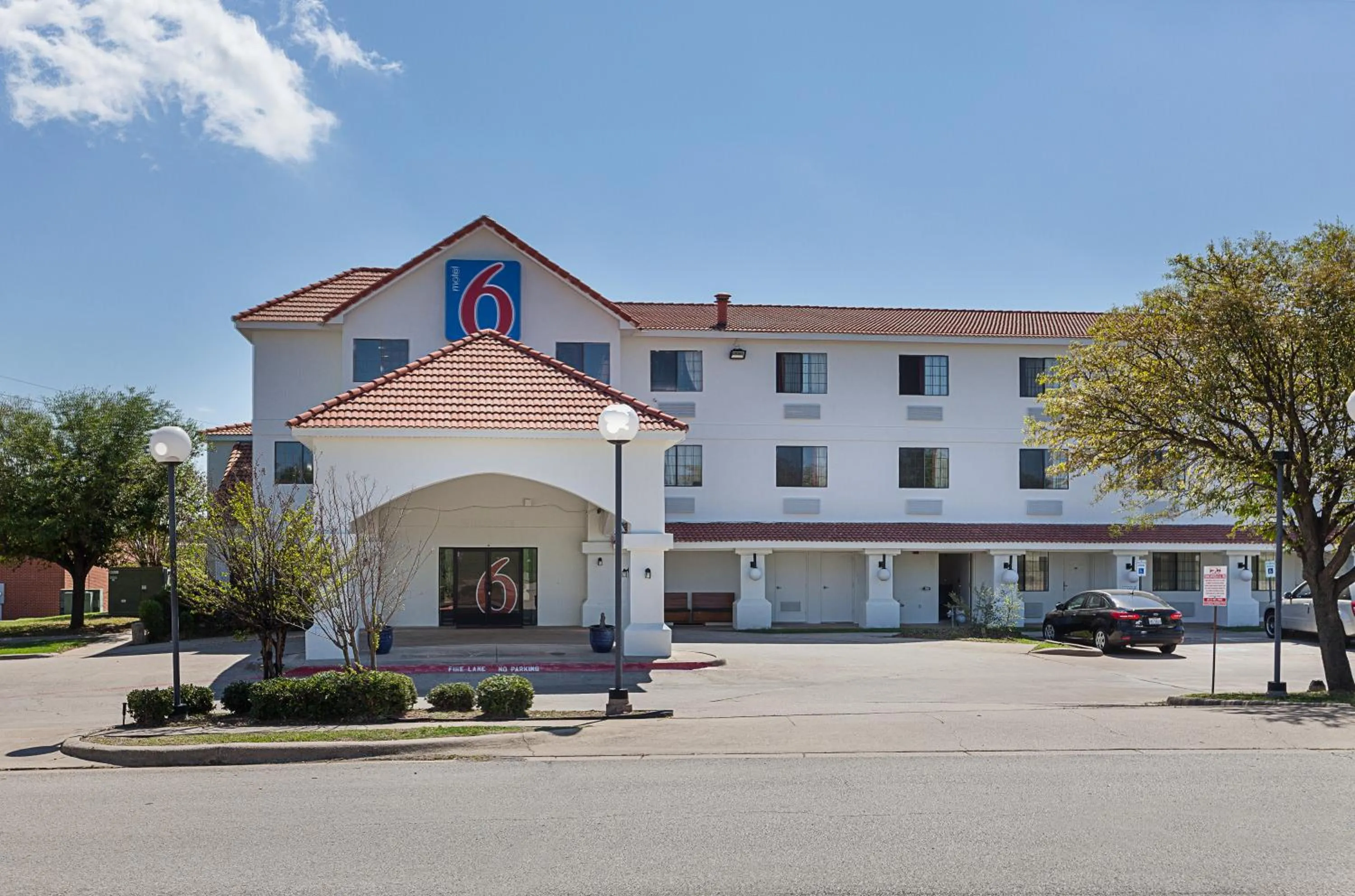 Facade/entrance in Motel 6-Bedford, TX - Fort Worth