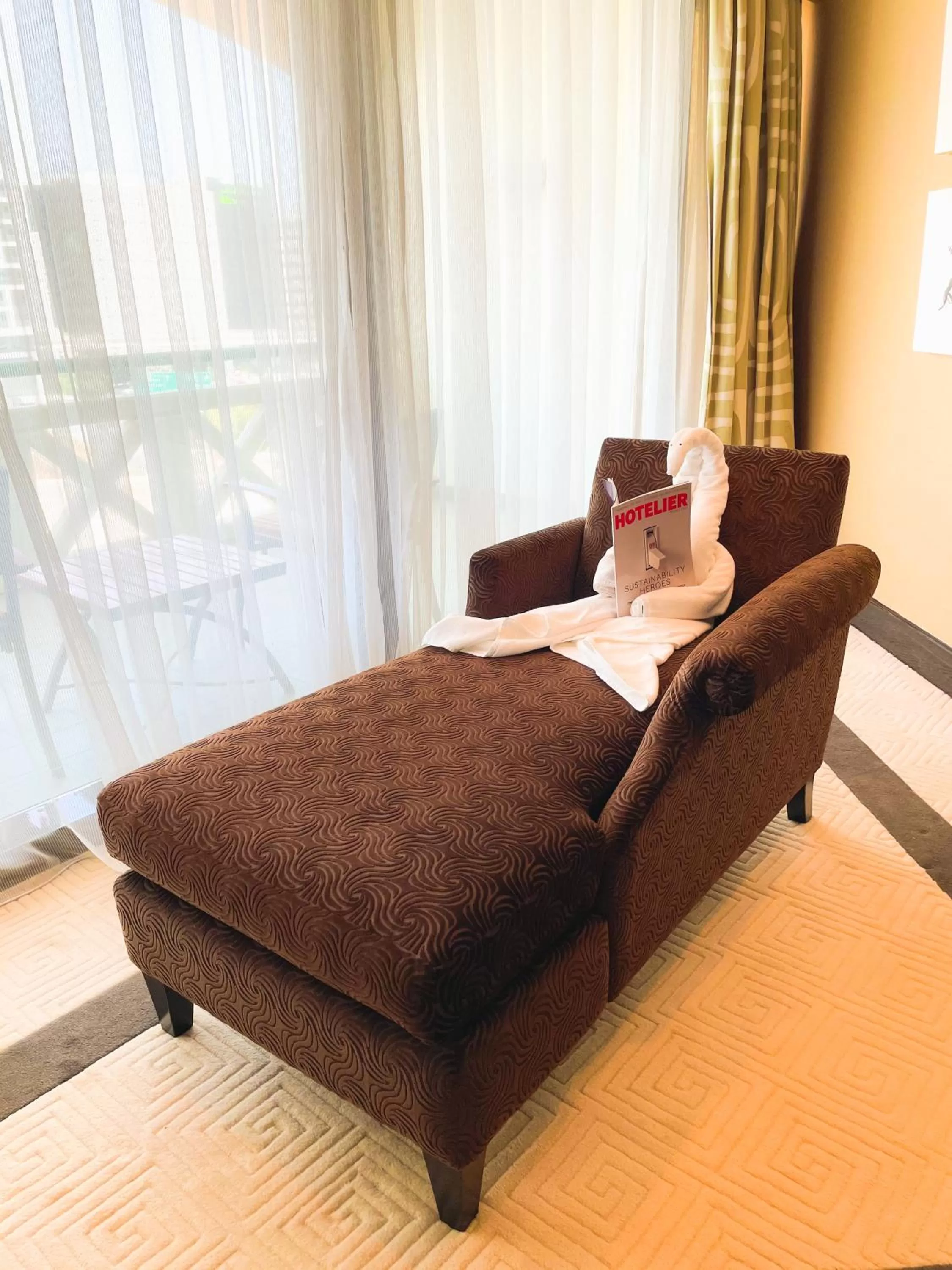 Seating area, Bed in Mövenpick Grand Al Bustan
