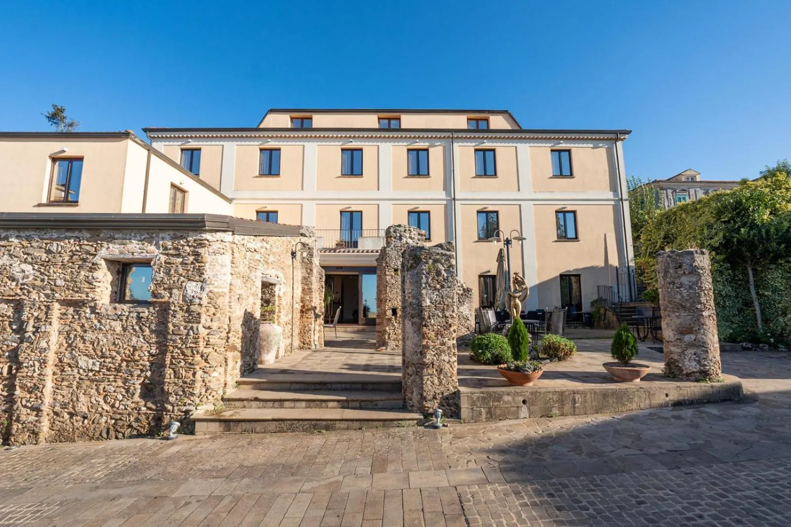 Property building in Hotel Ristorante Vecchia Vibo