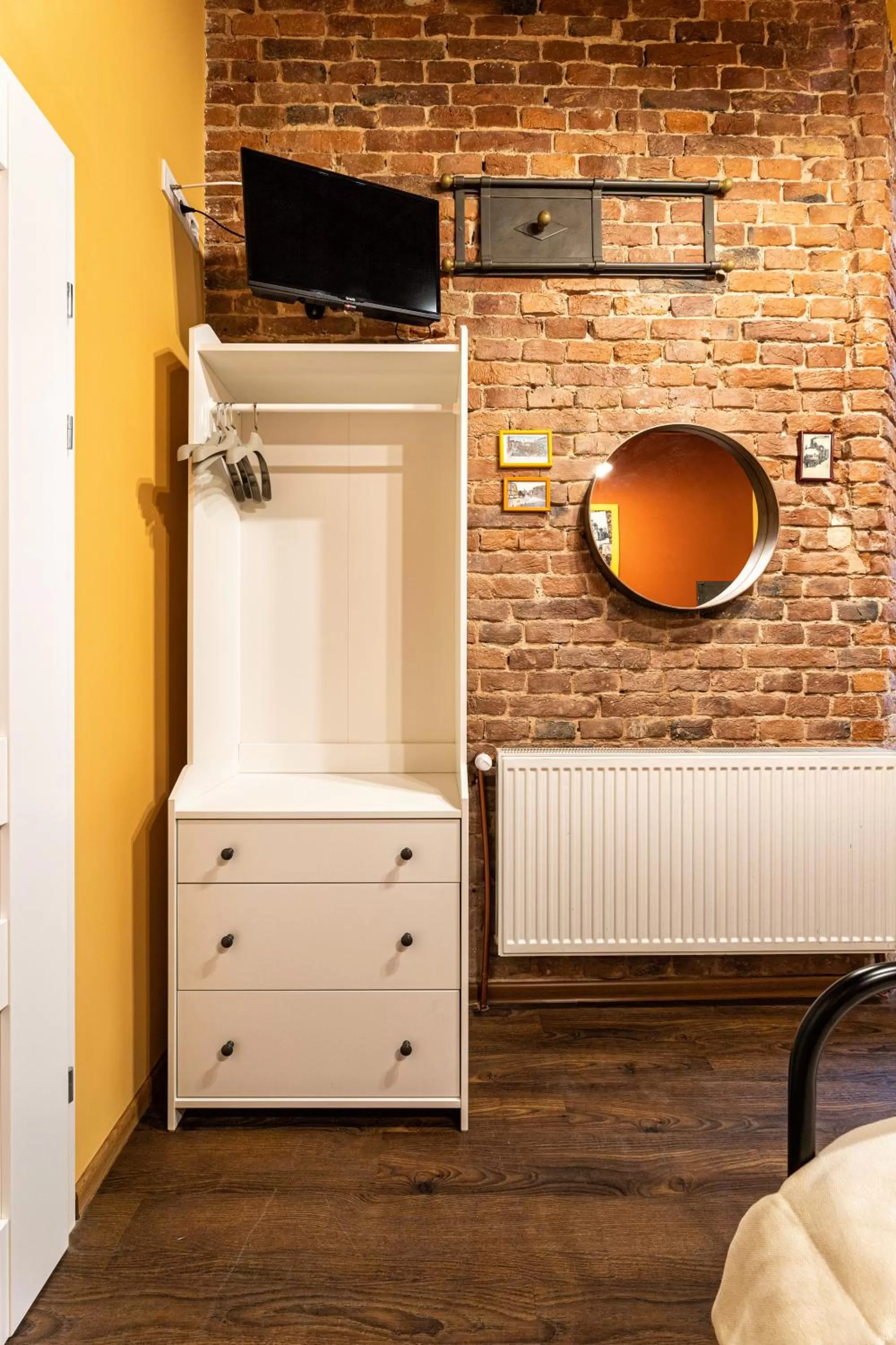 Photo of the whole room, TV/Entertainment Center in Post House Rooms