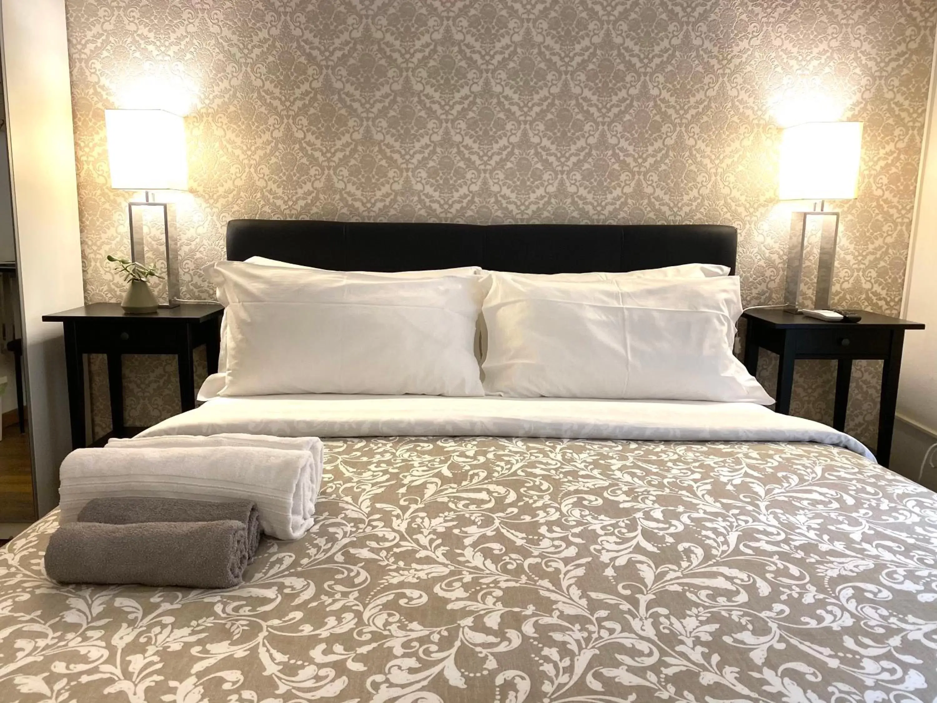 Double Room with Private External Bathroom in Suncity Rome Double Room with Private External Bathroom in Suncity Rome