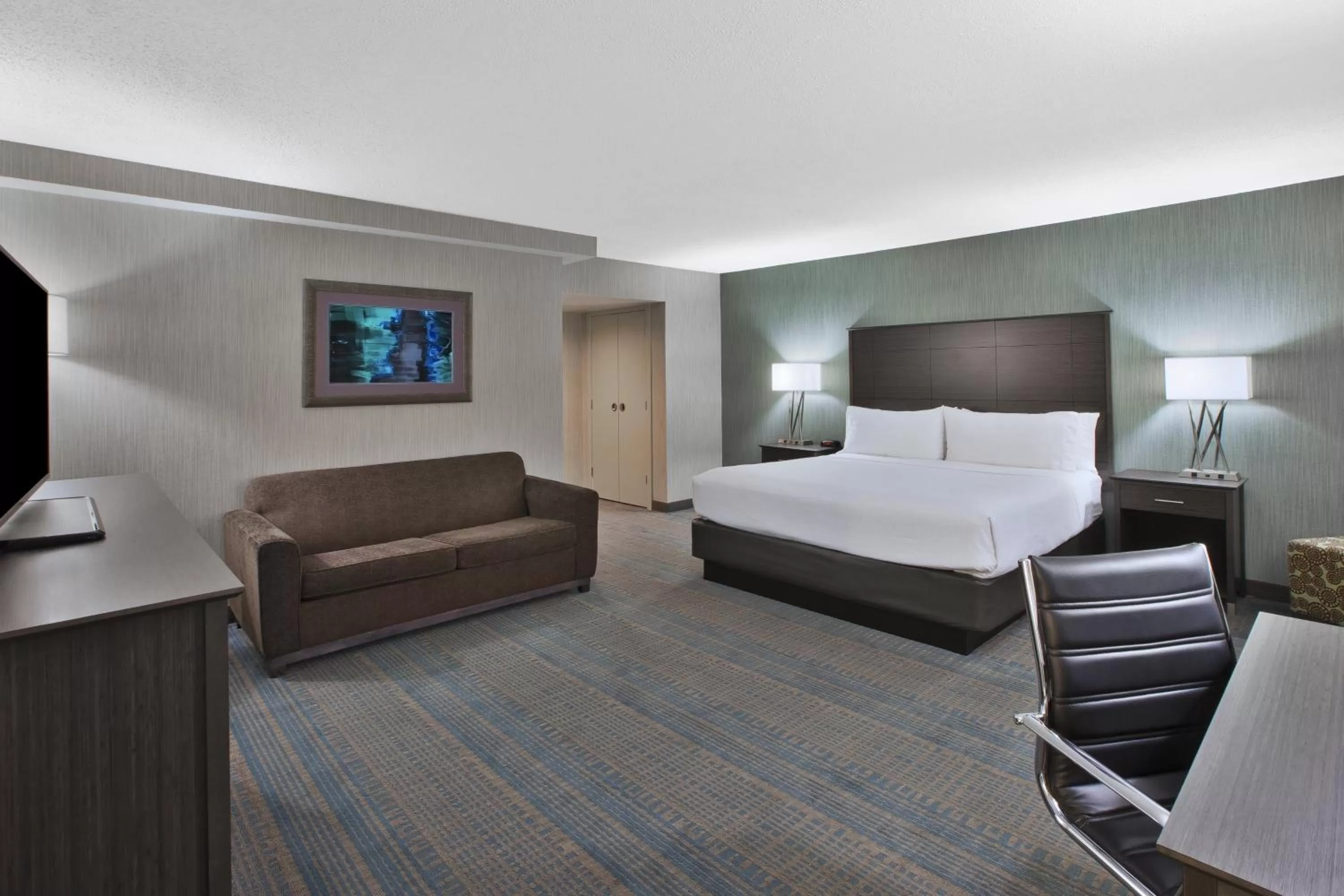 Photo of the whole room, Bed in Holiday Inn Columbus Dwtn-Capitol Square by IHG