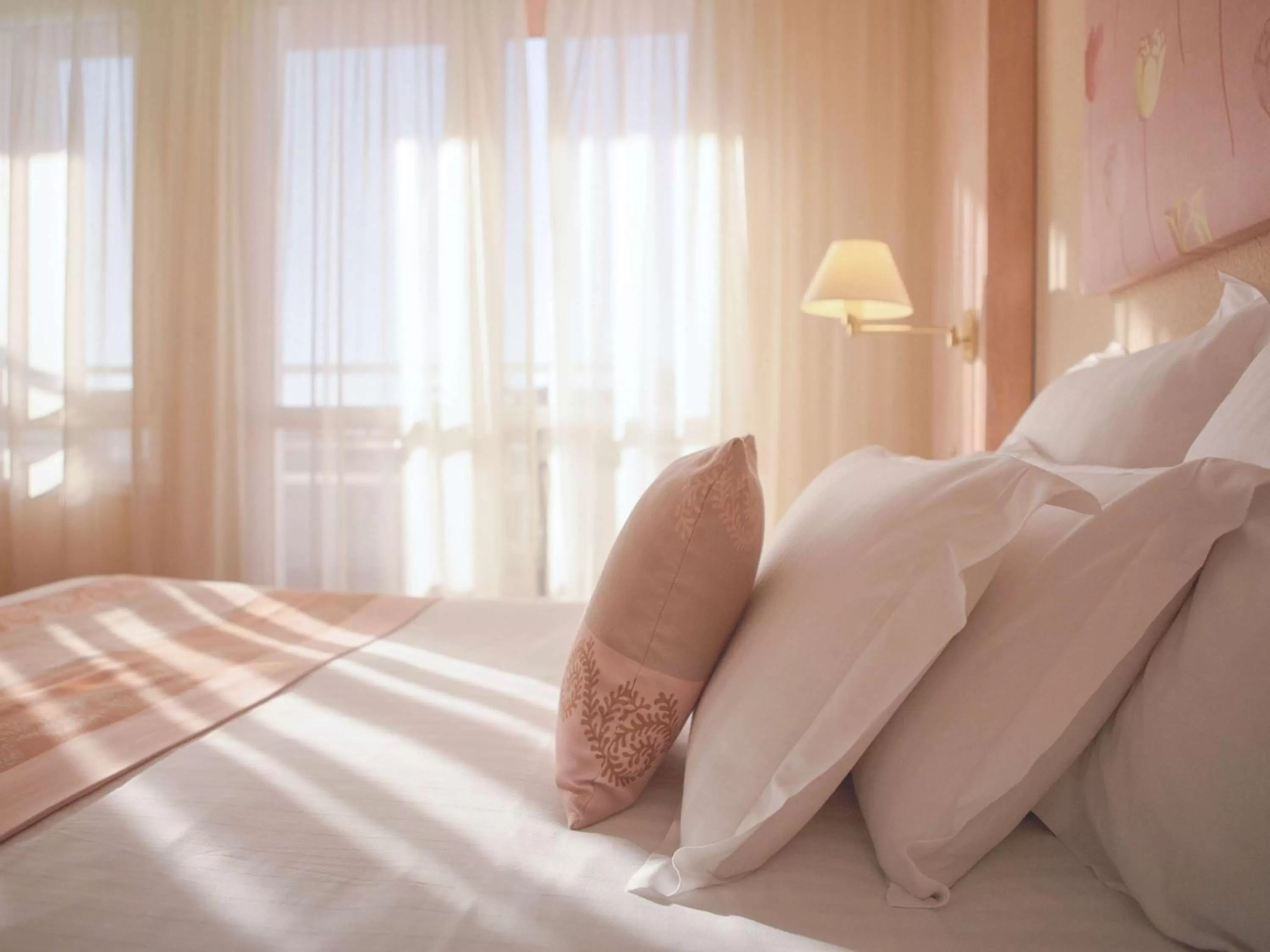 Photo of the whole room, Bed in Mercure Limoges Centre