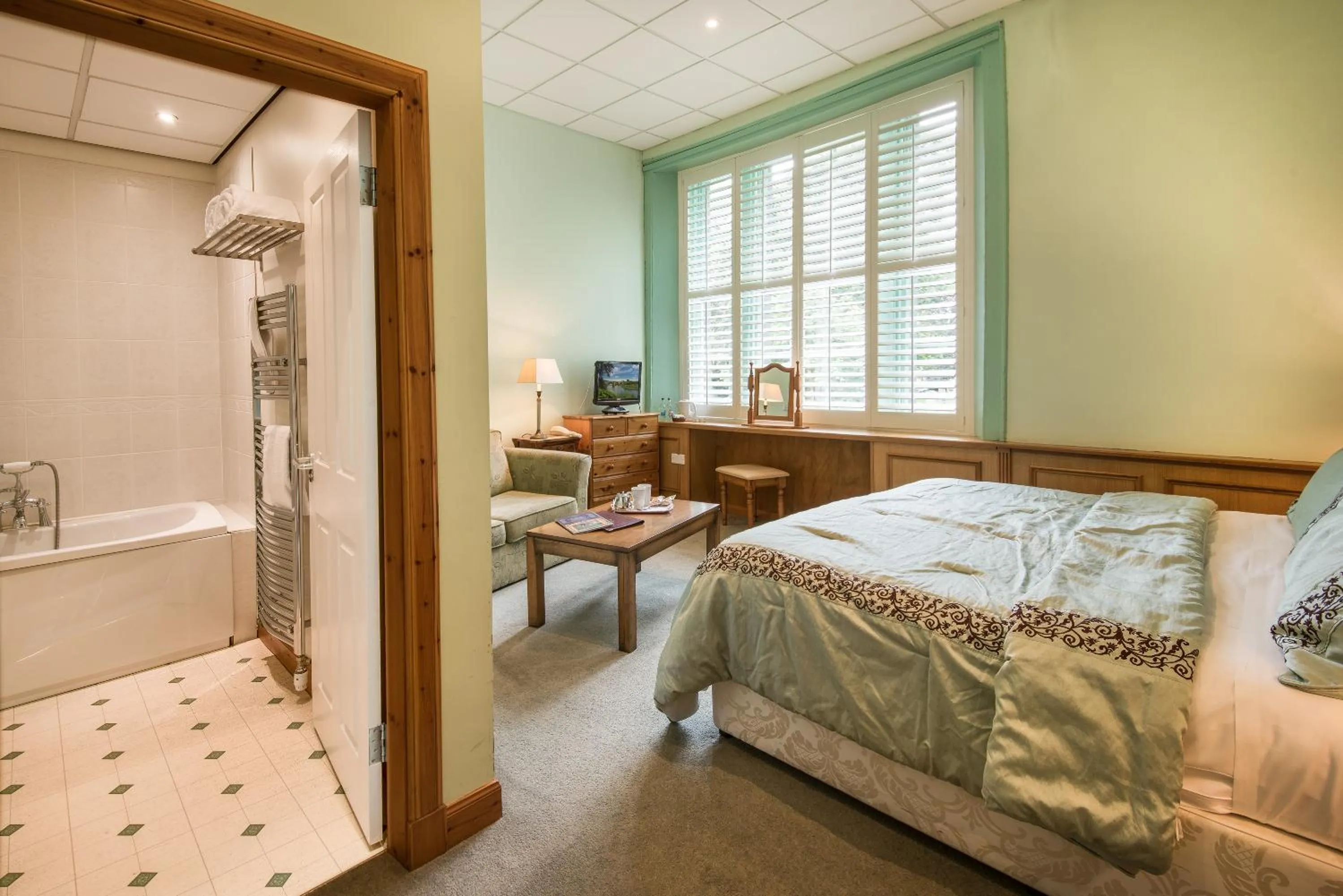 Bedroom, Bed in Queenshead Hotel Kelso