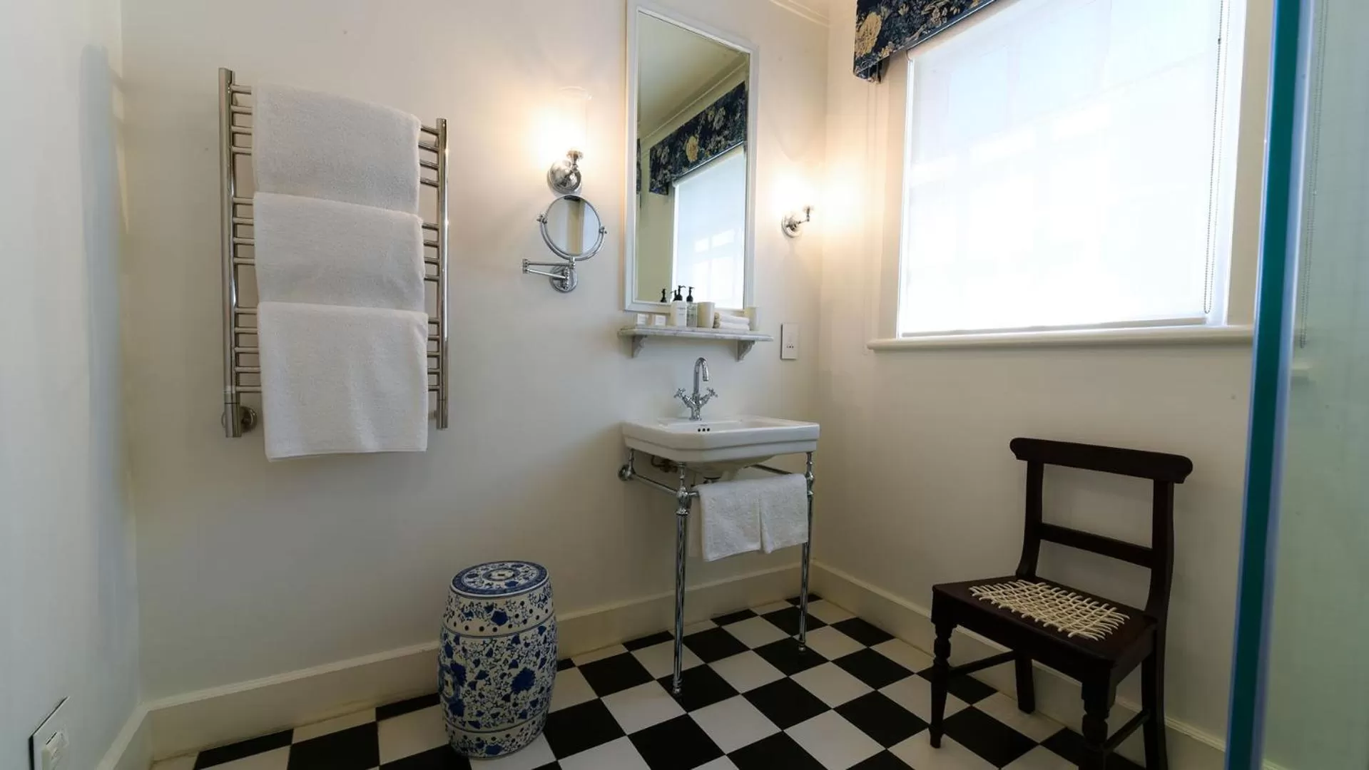 Bathroom in Drostdy Hotel