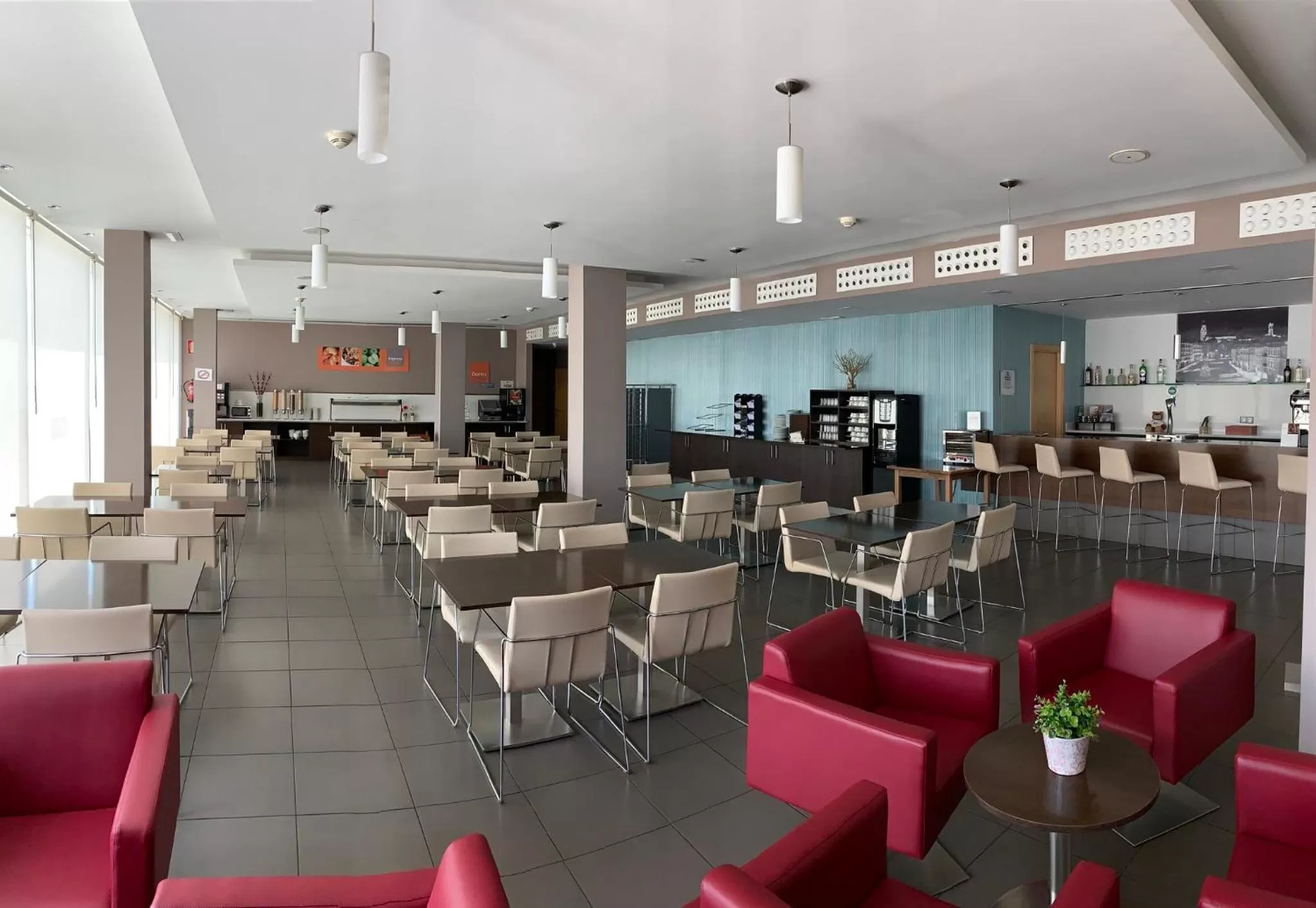 Restaurant/places to eat in Holiday Inn Express Vitoria by IHG