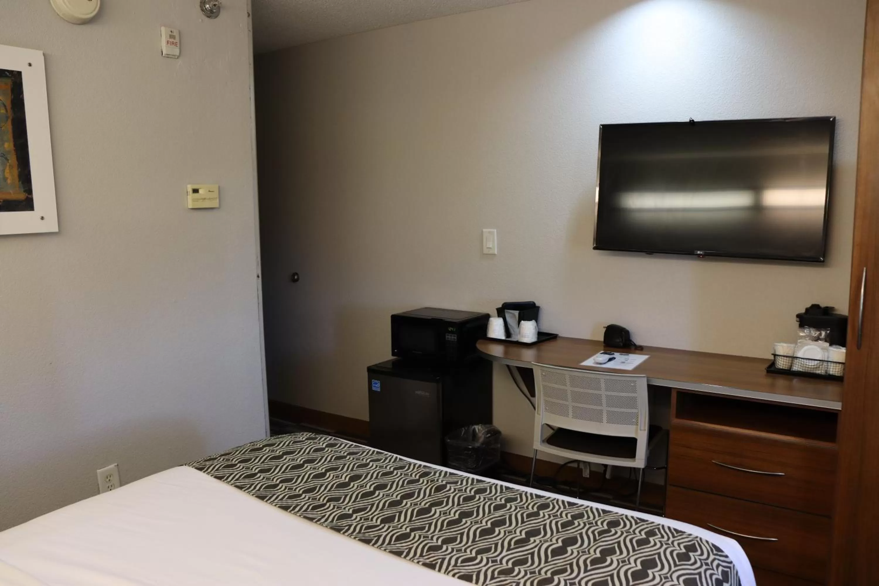 TV and multimedia, Bed in Microtel Inn & Suites by Wyndham Columbus Near Fort Moore