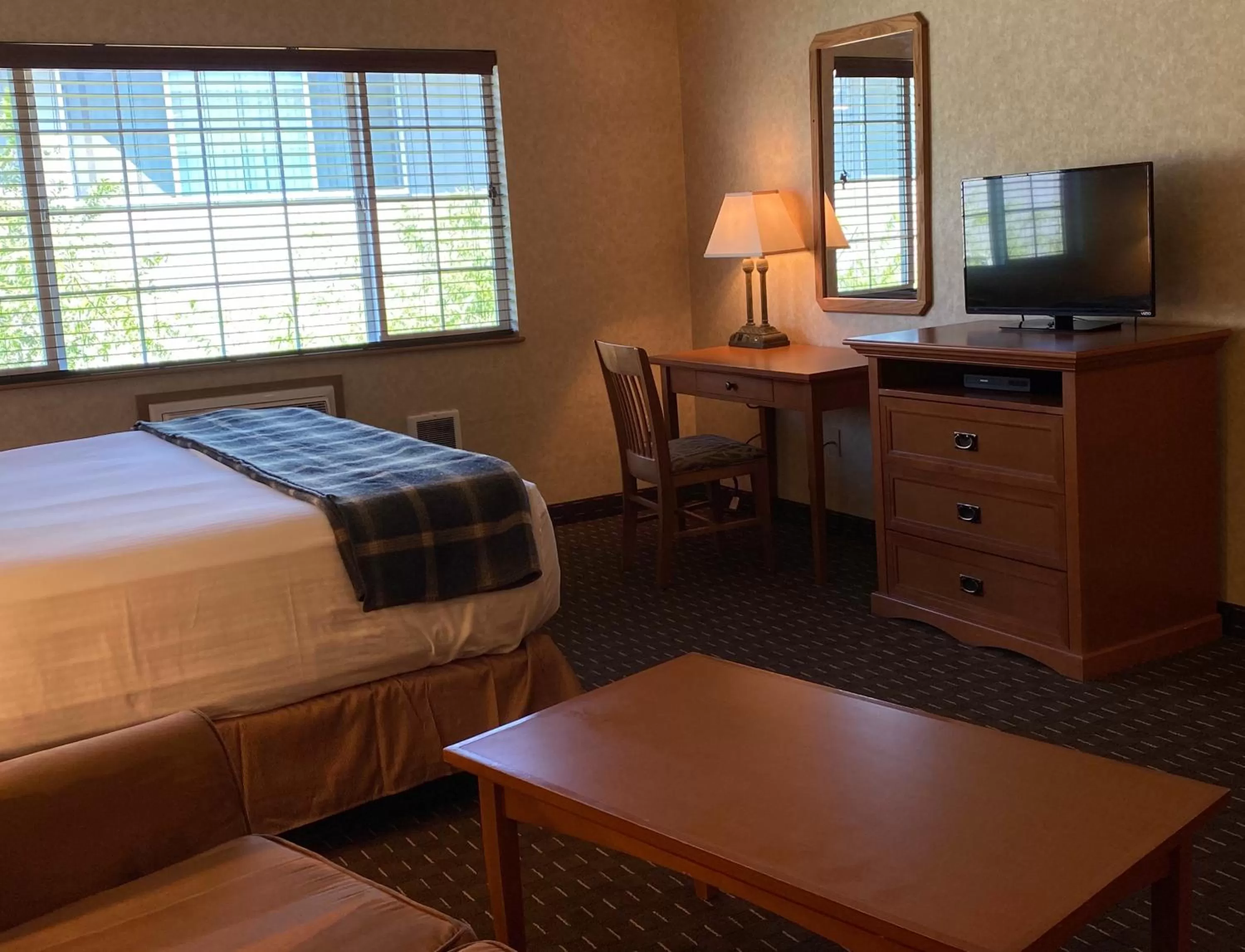 Bed in Cousin's Country Inn