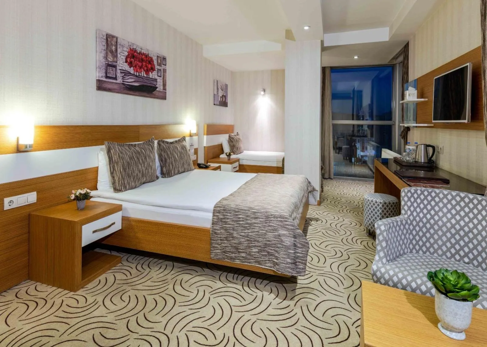 Photo of the whole room, Bed in Dies Hotel