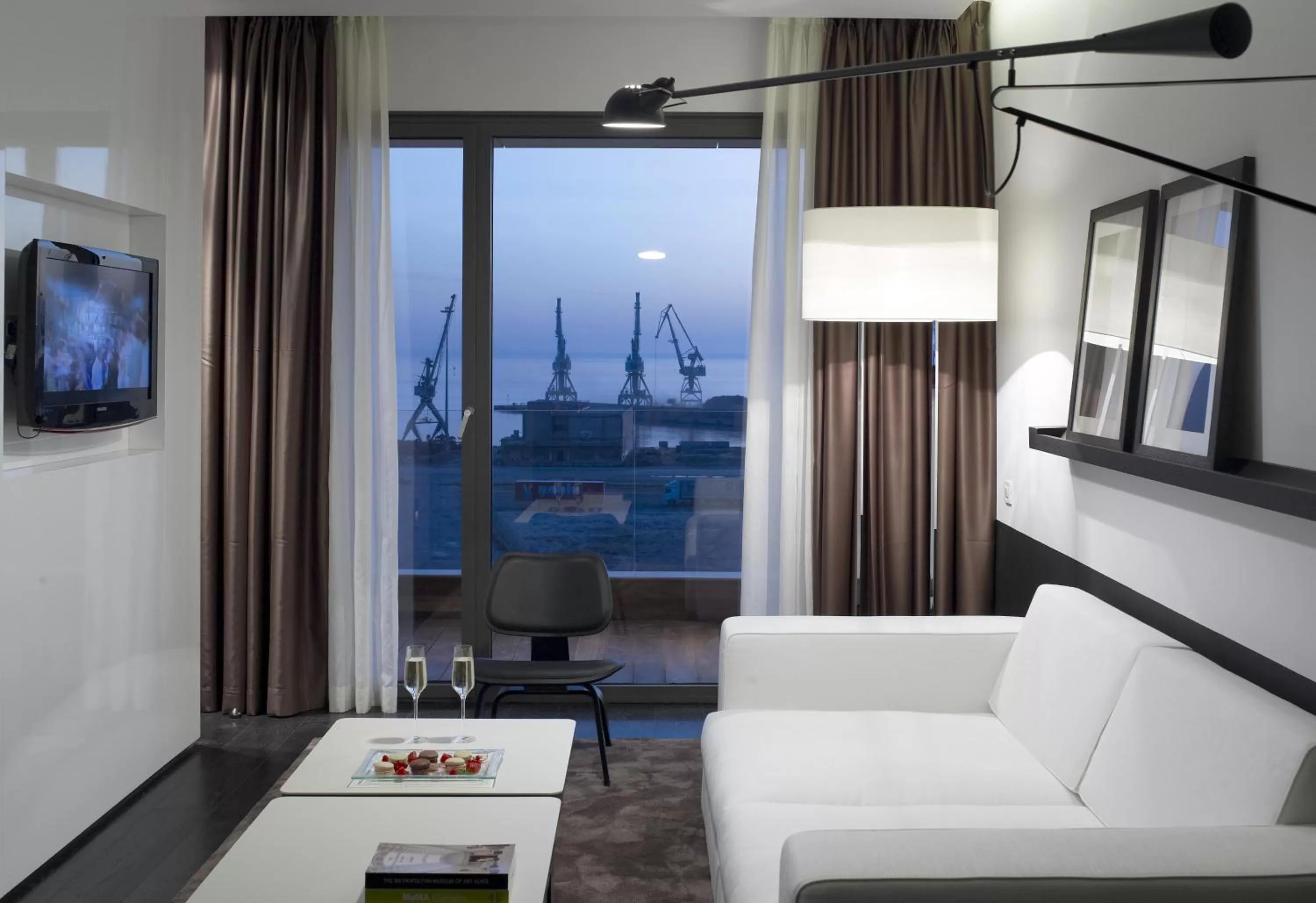 TV and multimedia, Bed in The Met Hotel Thessaloniki, a Member of Design Hotels