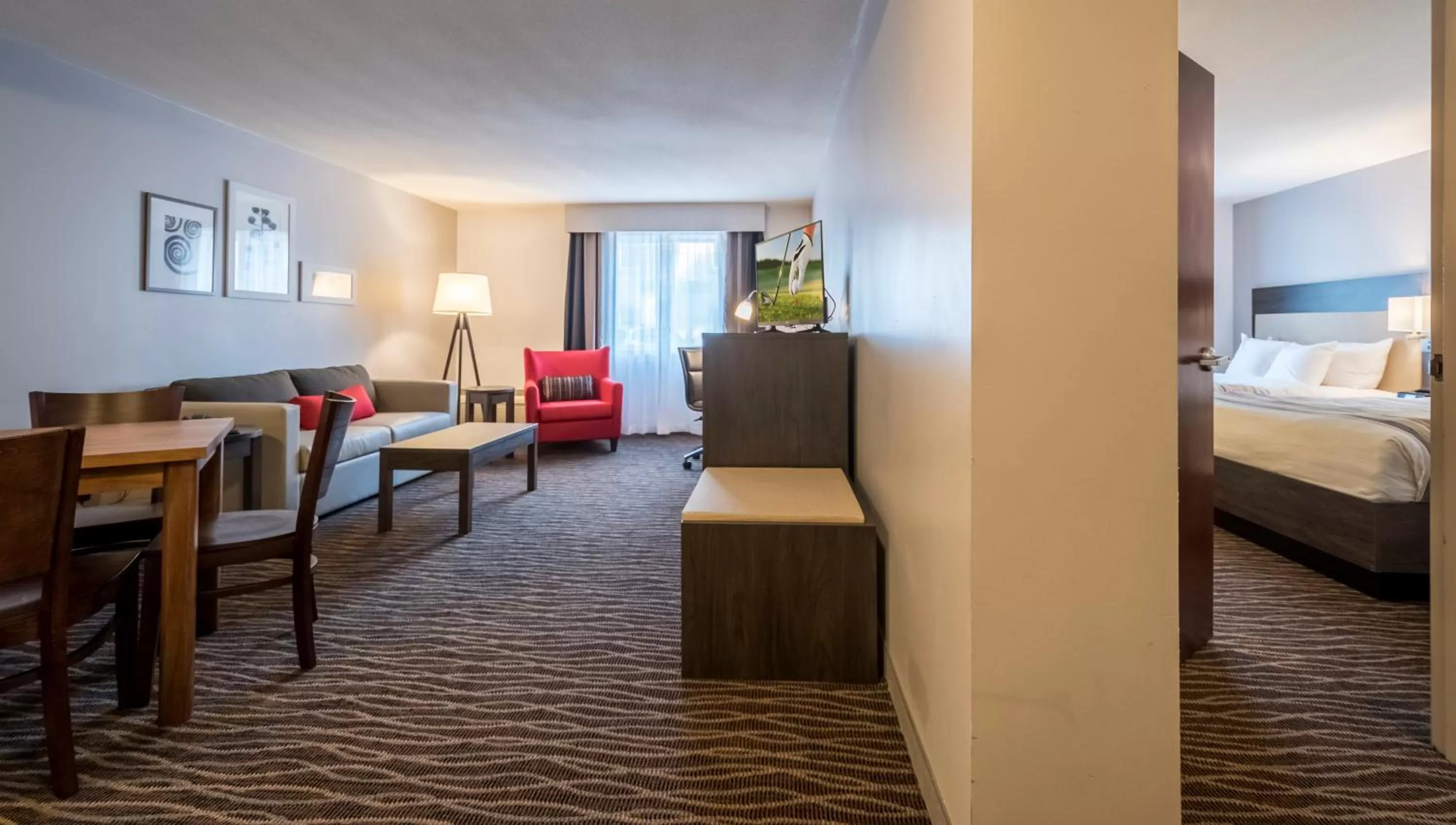 Seating area, Bed in Country Inn & Suites by Radisson, Rochester-Pittsford-Brighton, NY