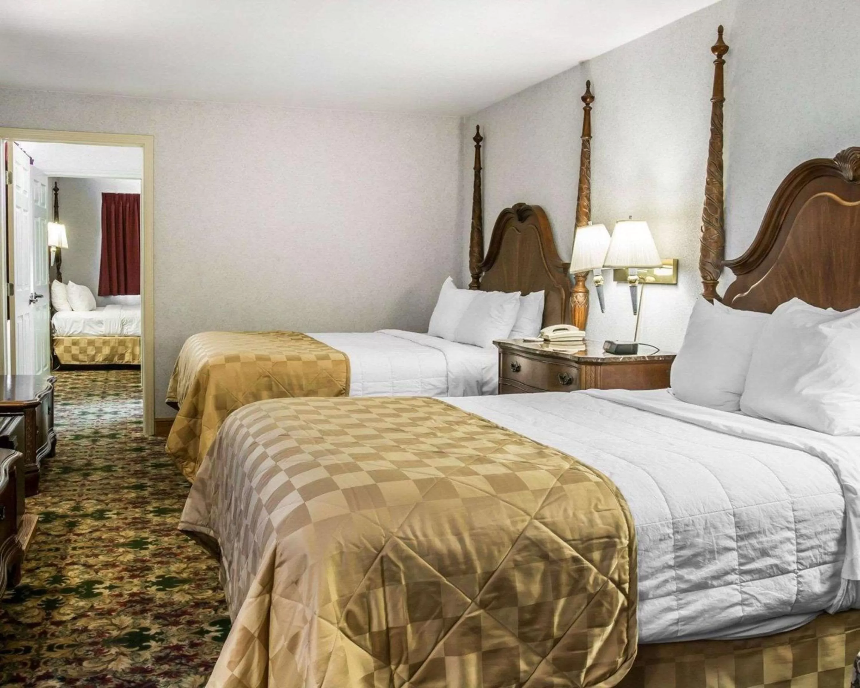 Photo of the whole room, Bed in Clarion Hotel Mackinaw City Beachfront