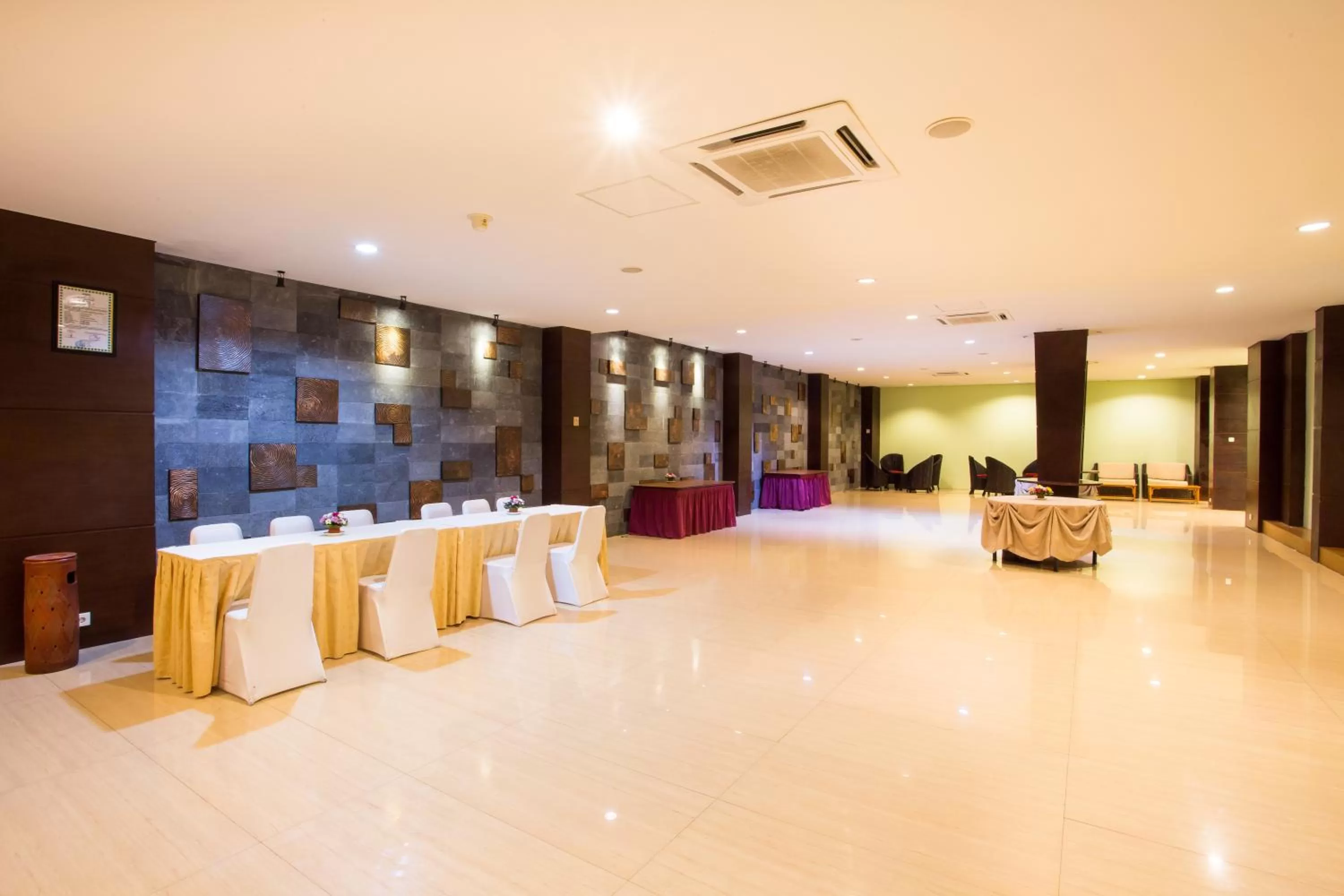 Meeting/conference room in Plagoo Holiday Hotel