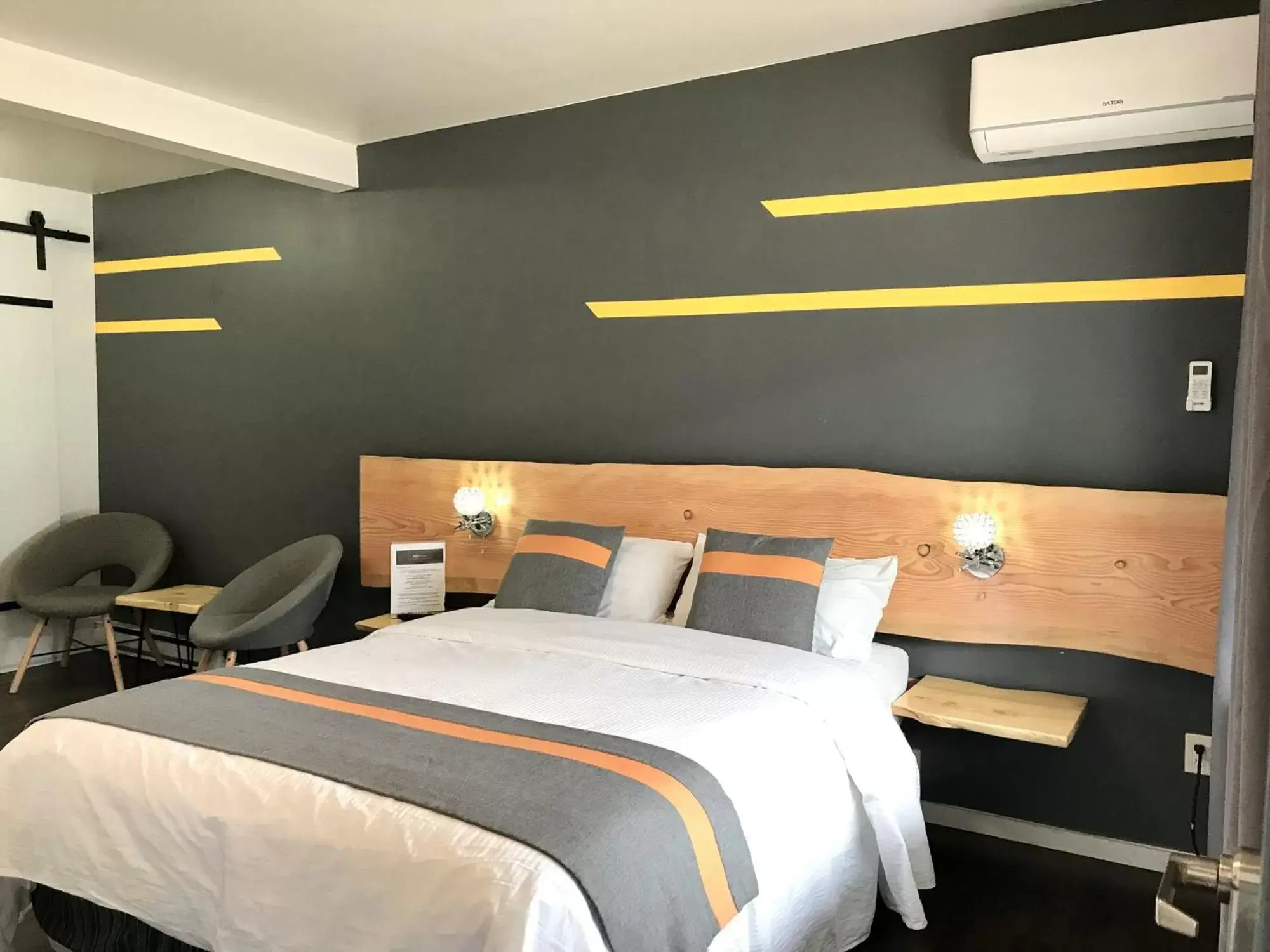 Deluxe Queen Room in Duncan Motel Deluxe Queen Room in Duncan Motel