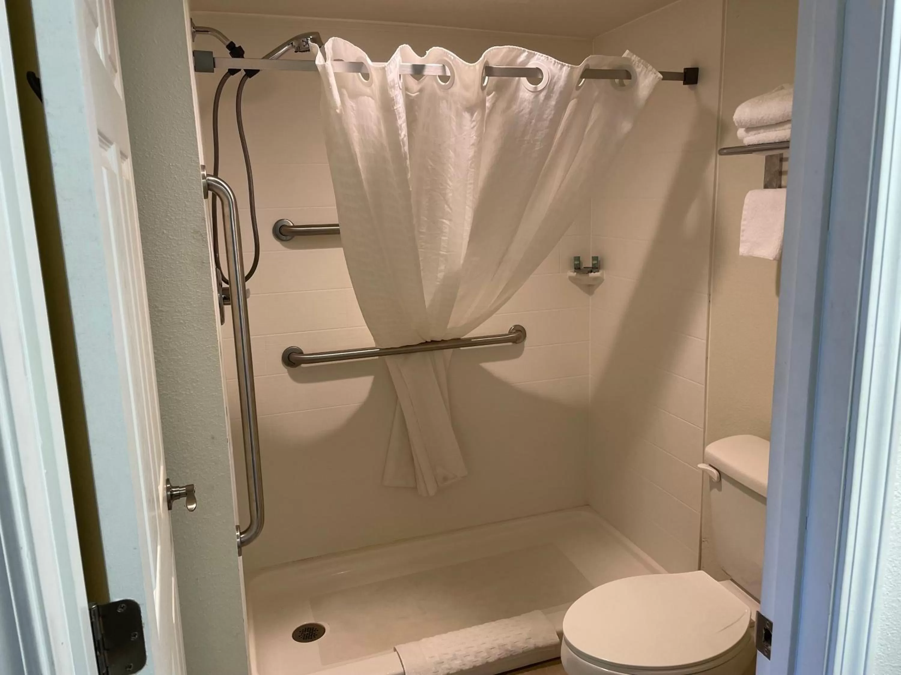 Shower in Quality Inn Clinton North