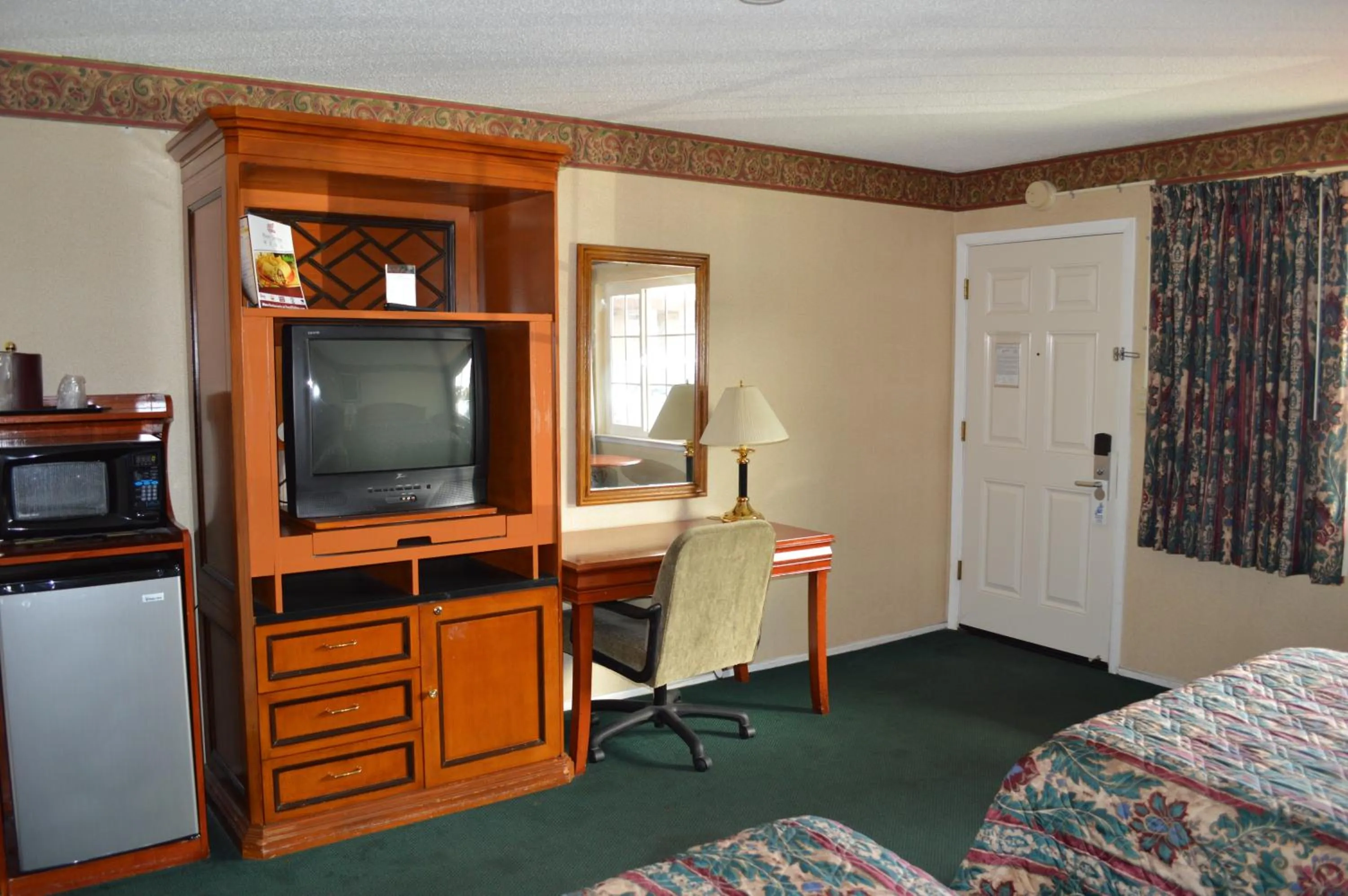 TV and multimedia in Gateway Inn Fairfield