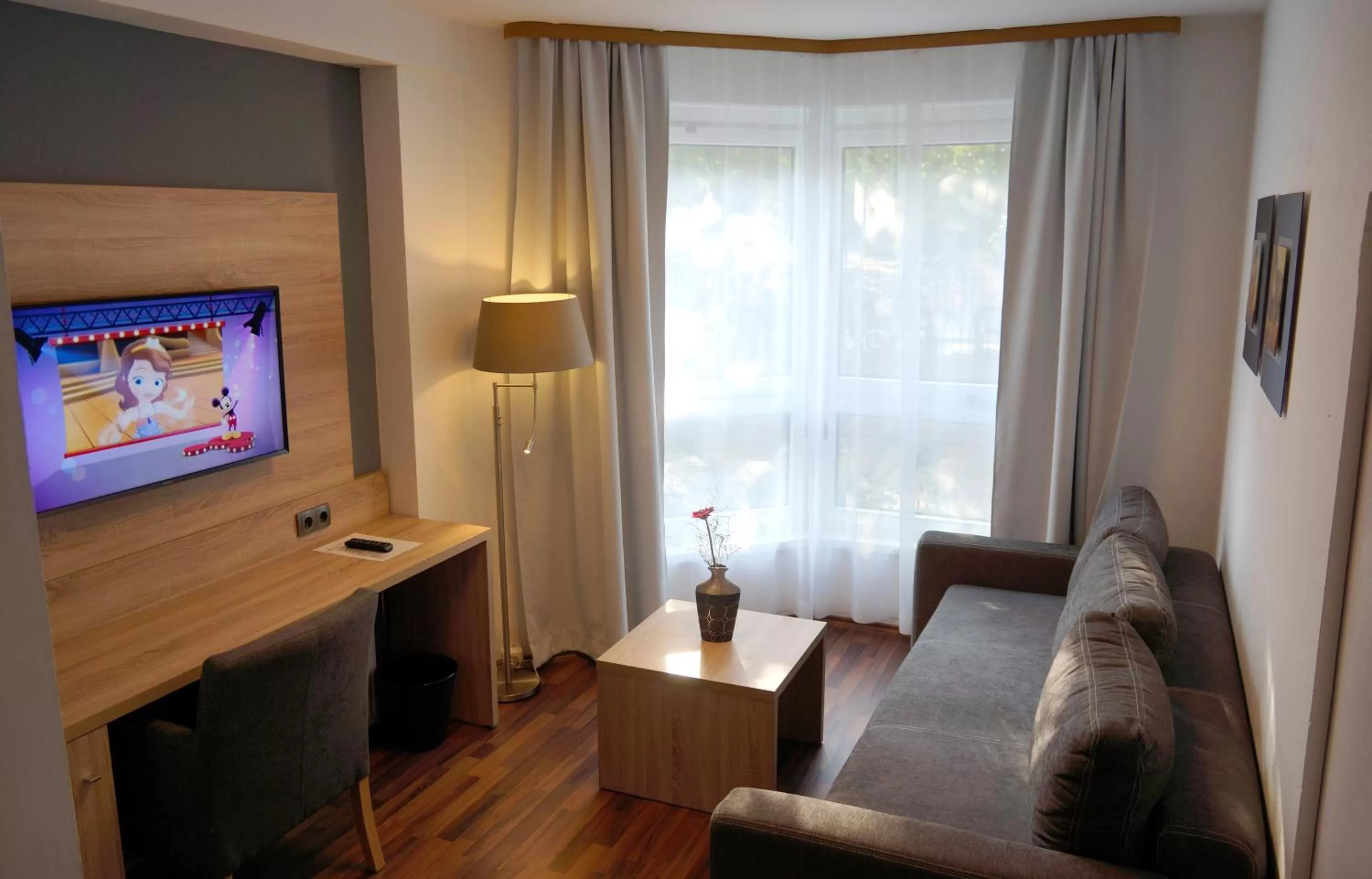 Photo of the whole room, Seating Area in BlnCty Hotel