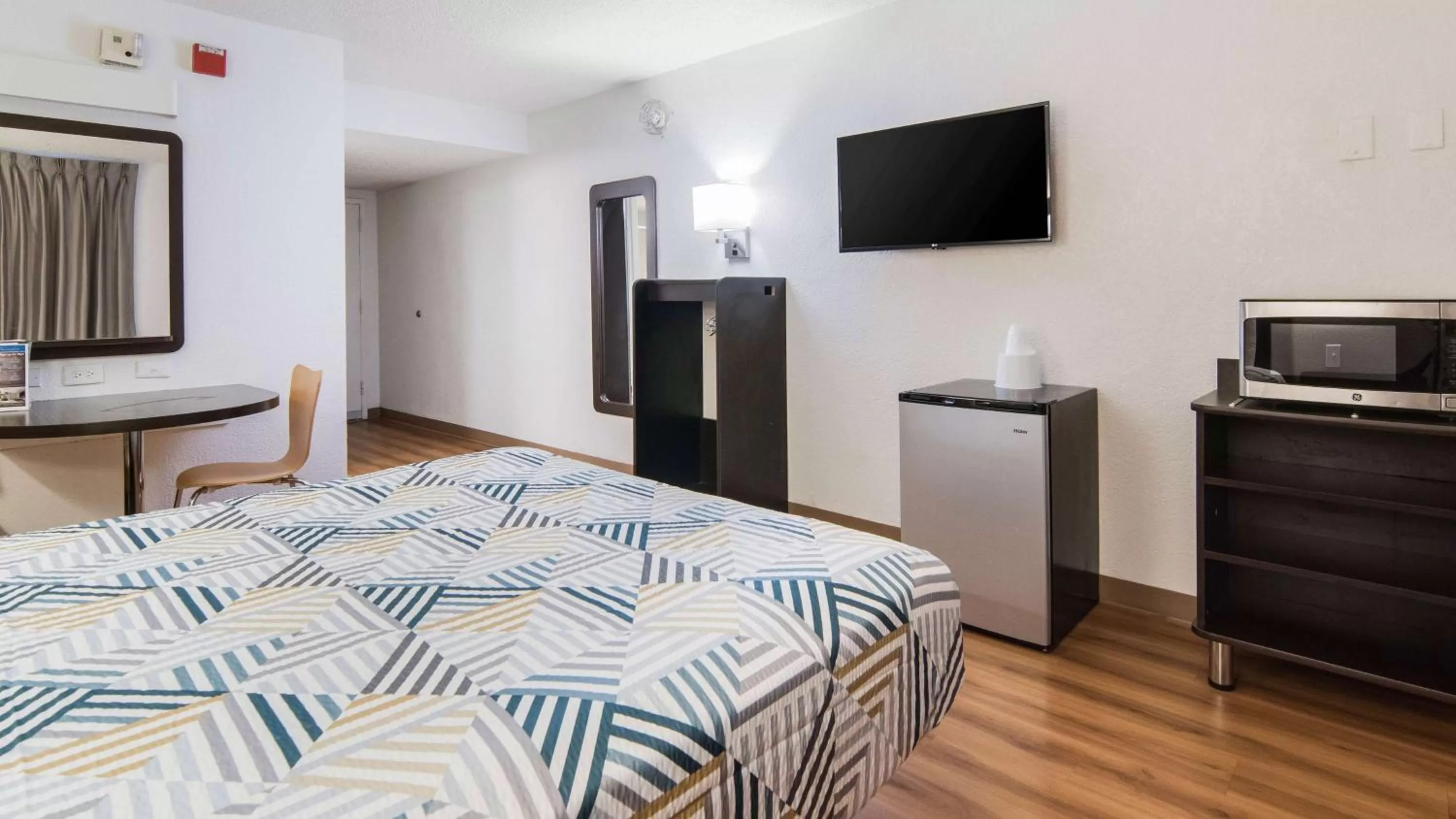 Bedroom, Bed in Motel 6-Addison, TX - Dallas