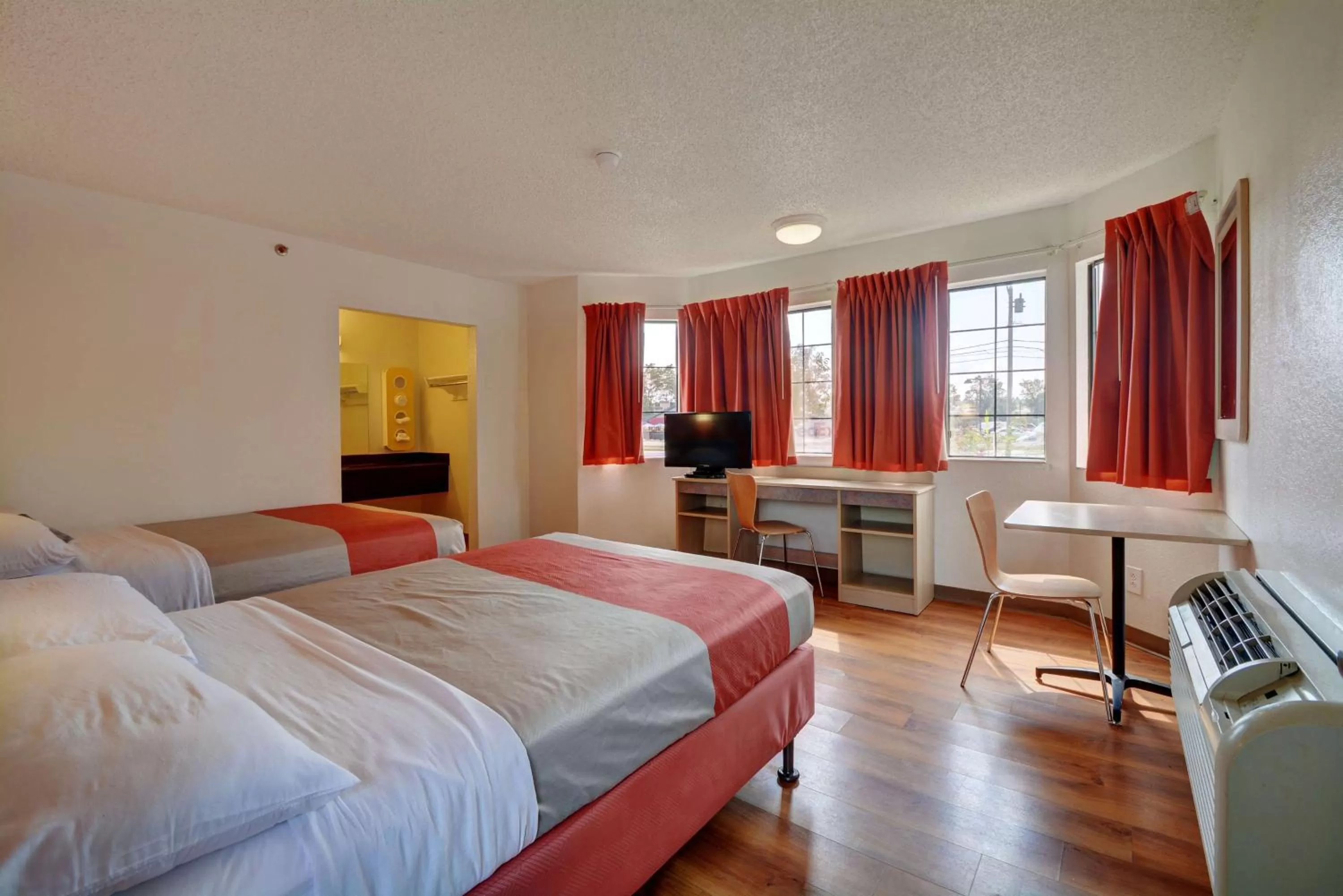 TV and multimedia, Bed in Motel 6-Wethersfield, CT - Hartford