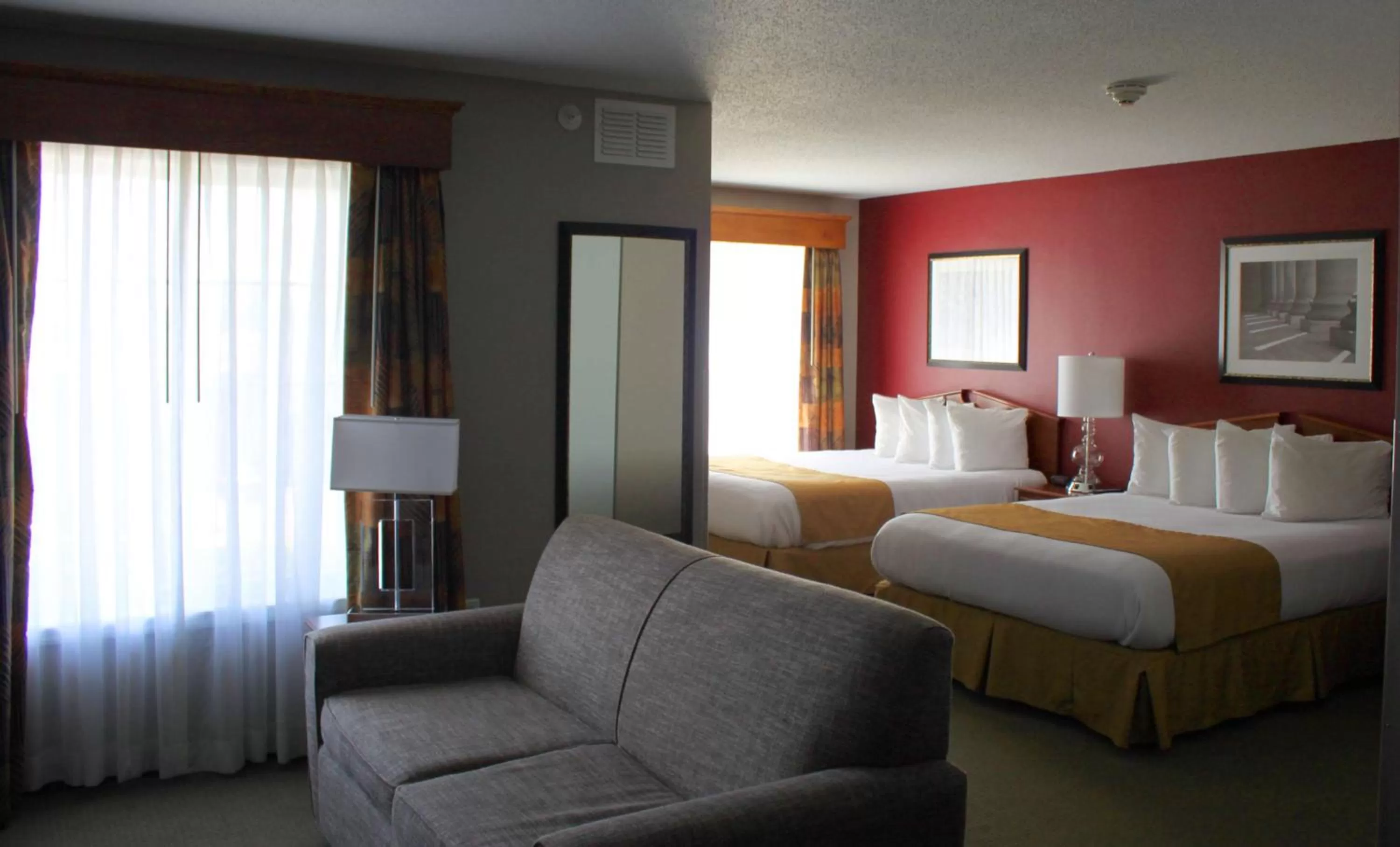 Living room, Bed in GrandStay Hotel & Suites Ames