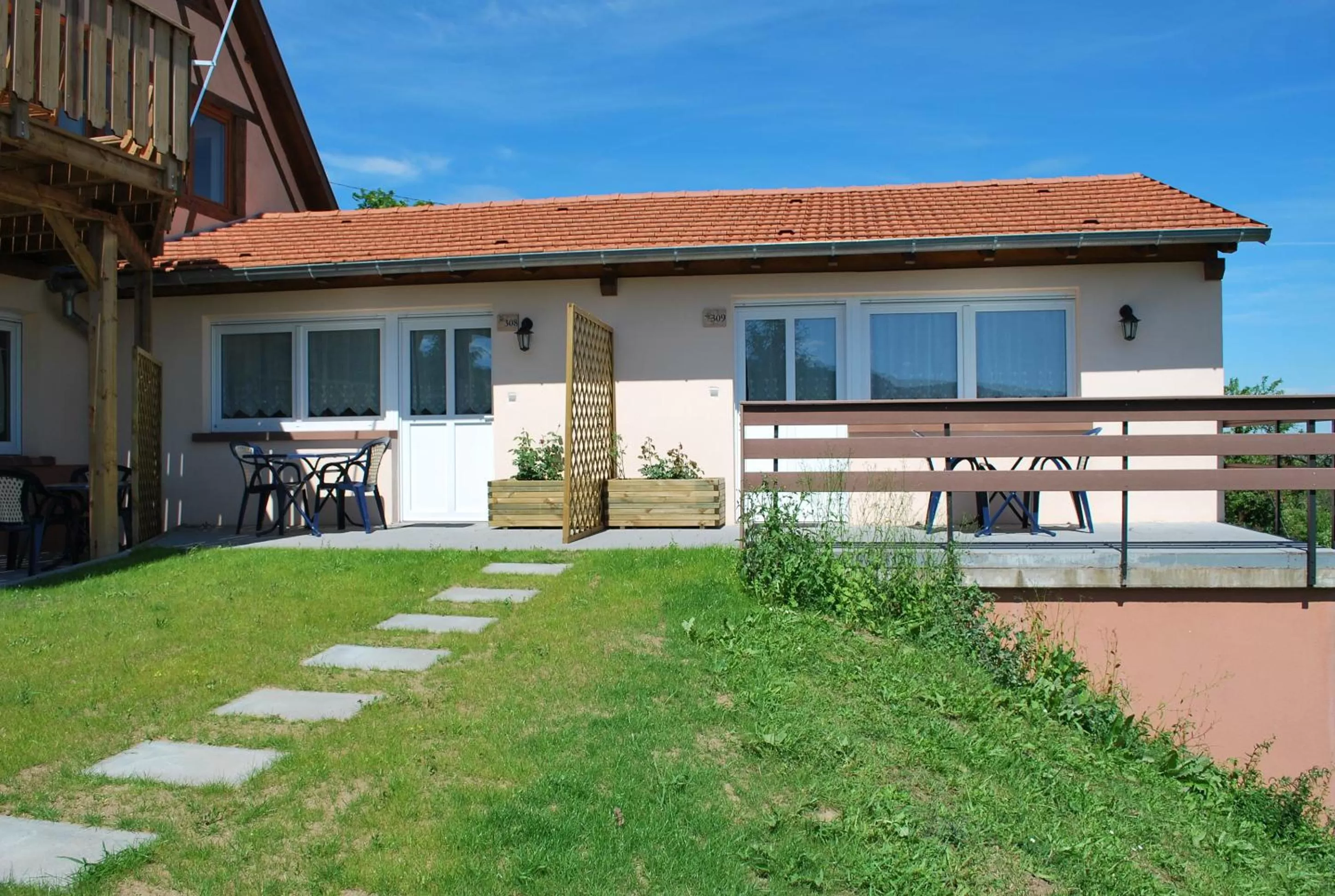 Facade/entrance, Property Building in Chambres d'hôtes Les vignes