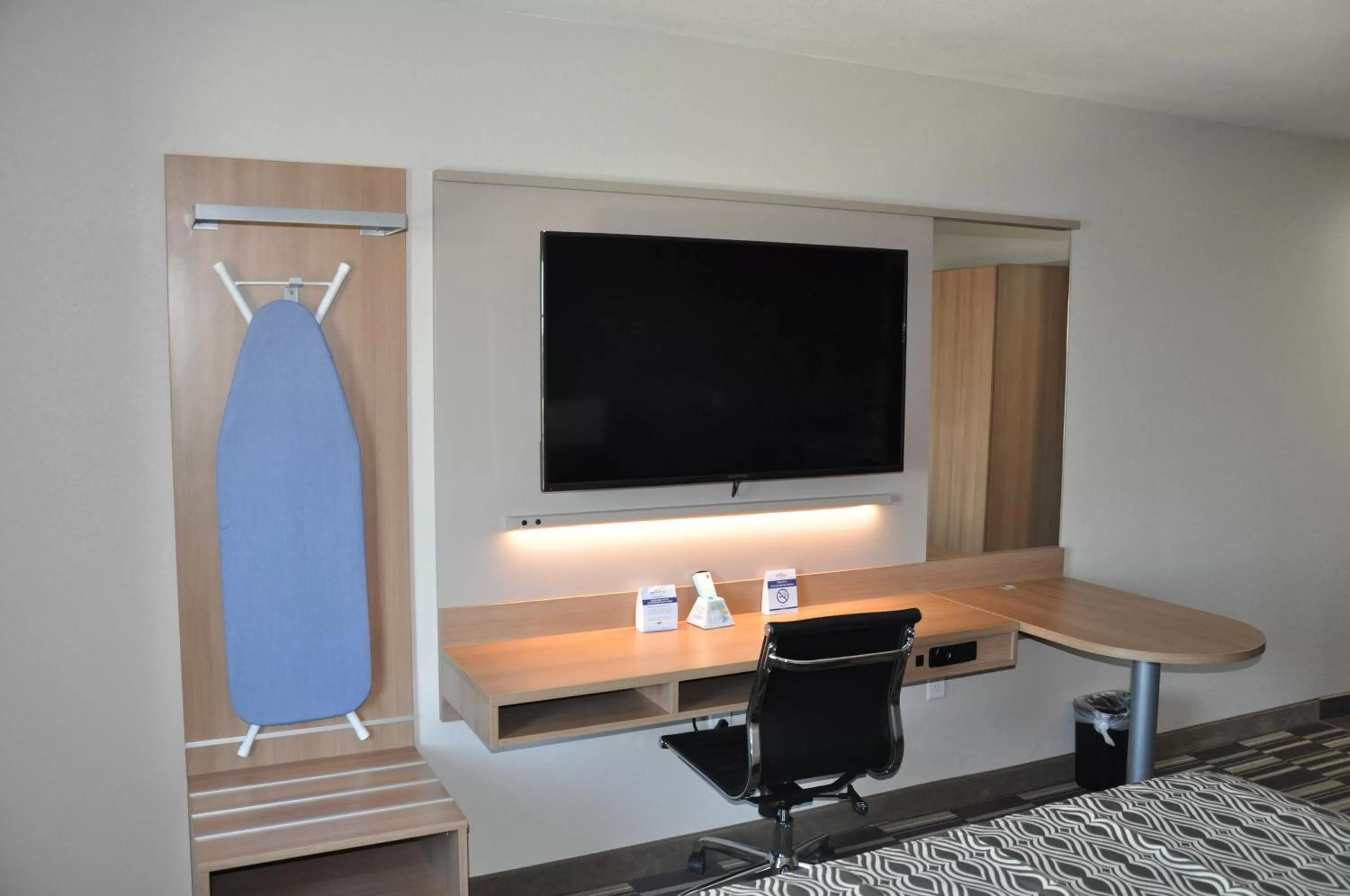 TV and multimedia in Microtel Inn & Suites by Wyndham Lubbock