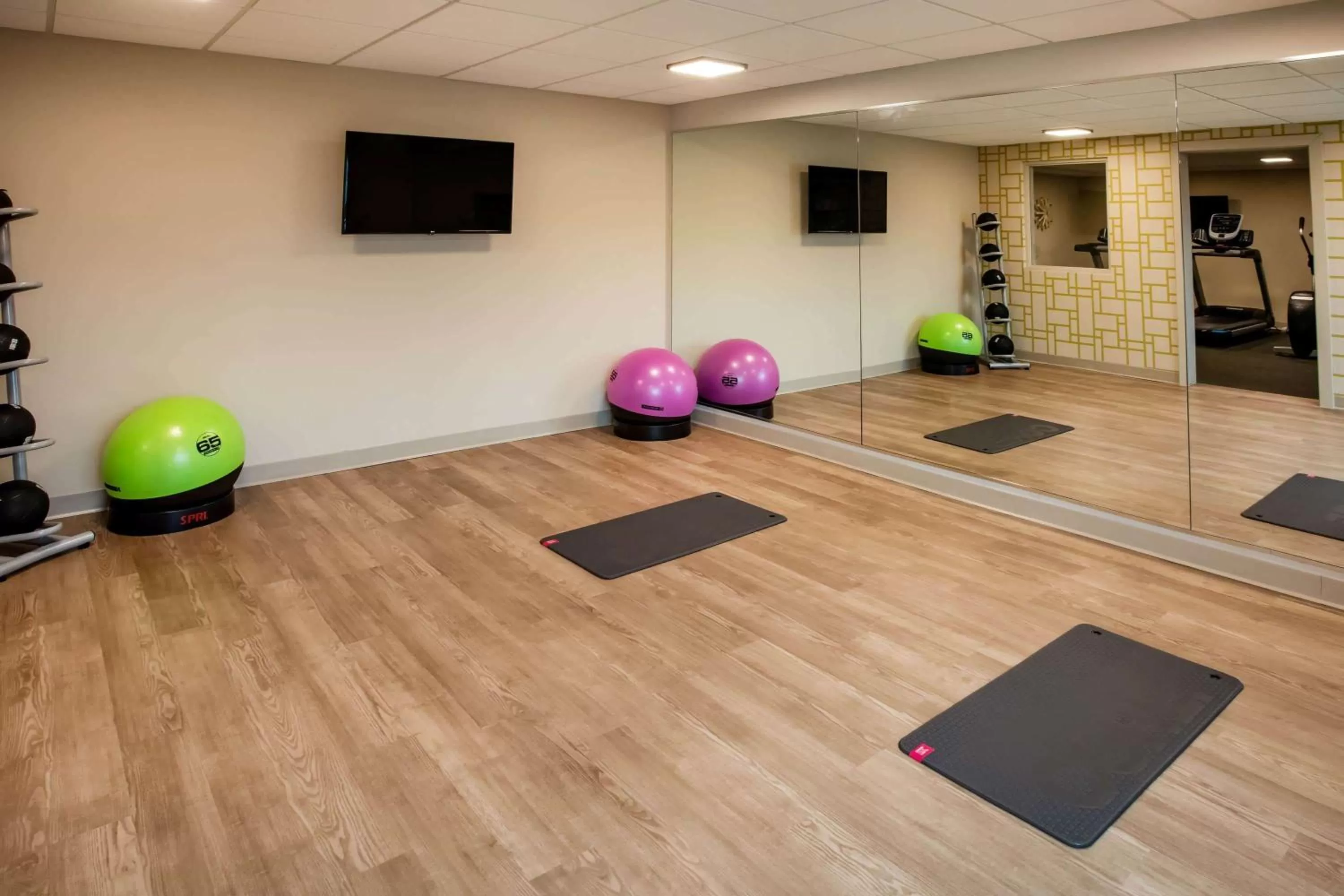 Fitness centre/facilities in Days Inn & Suites by Wyndham Duluth by the Mall