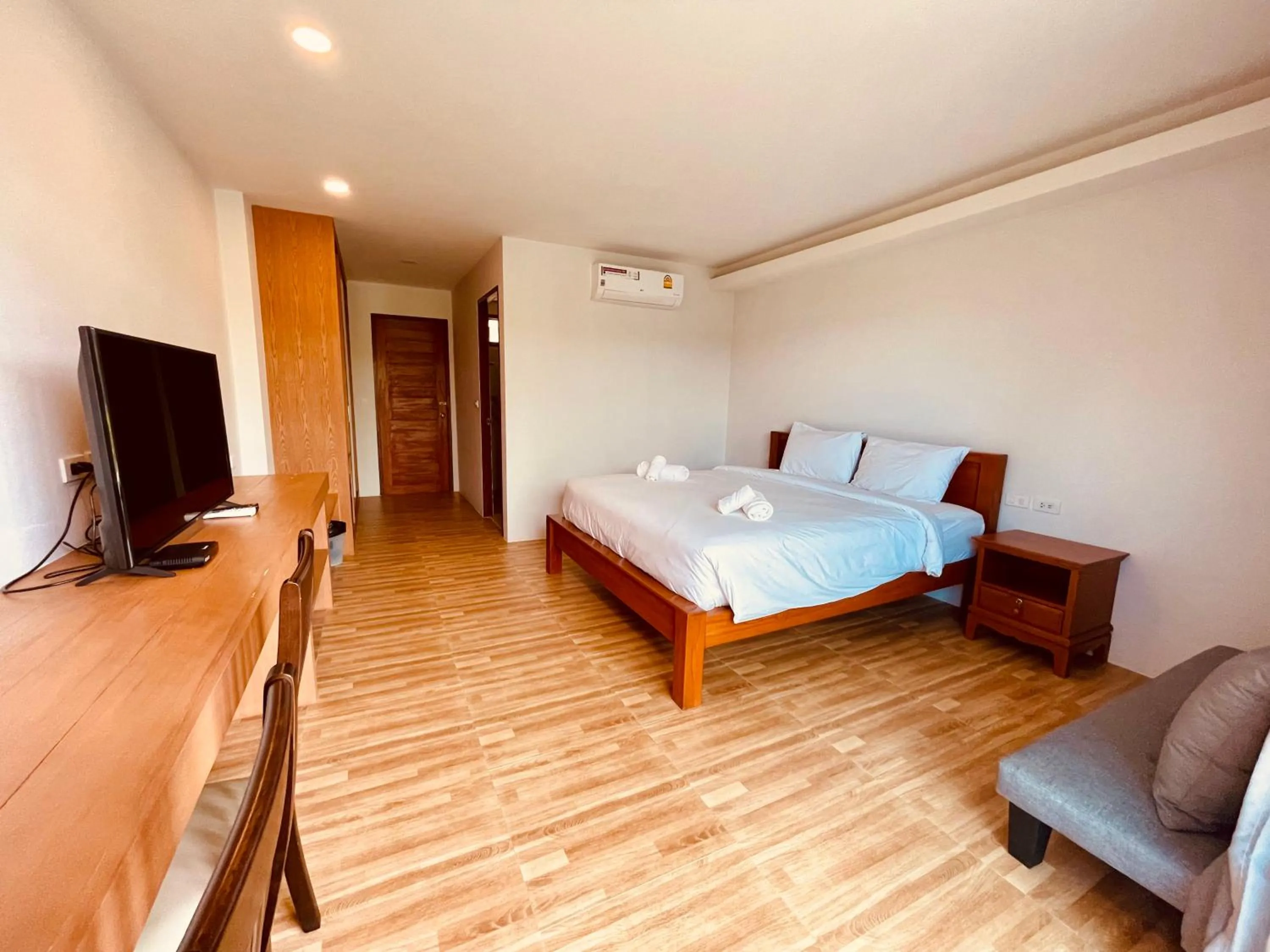 Photo of the whole room, Bed in Utopia Resort