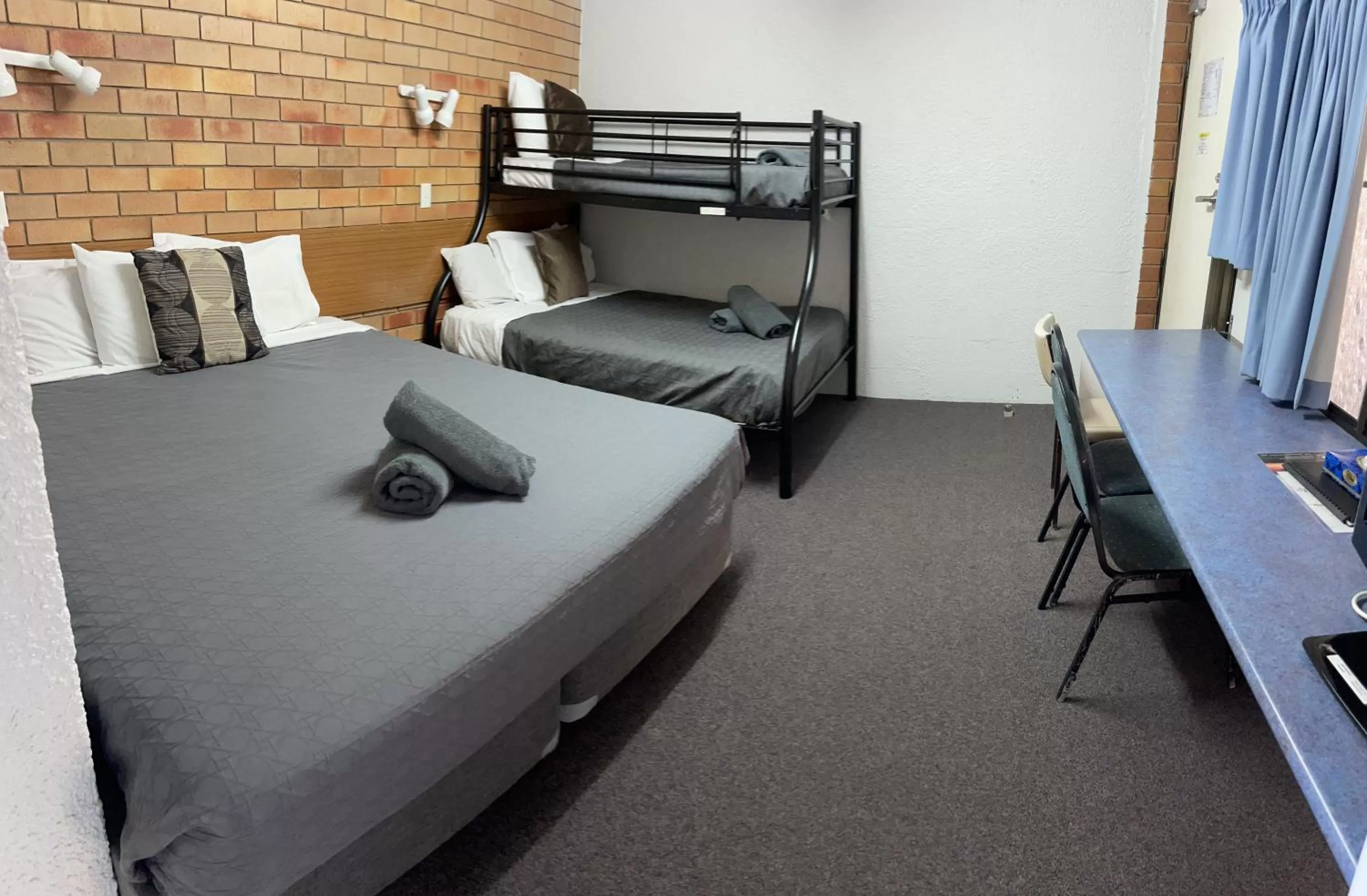 Deluxe Family Suite in Abajaz Motor Inn - King Beds - Central