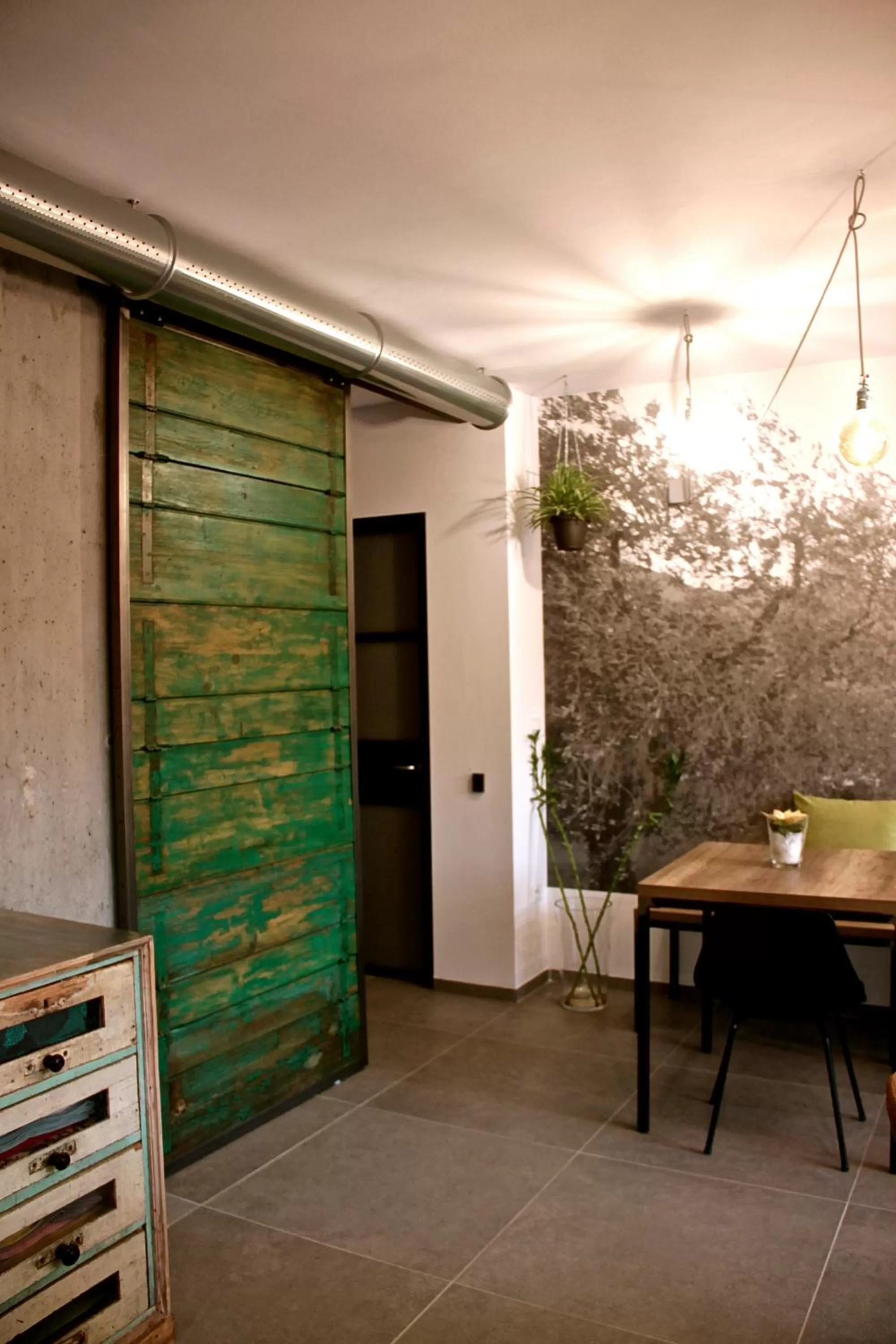 Restaurant/places to eat in Pove 2.4 Hotel