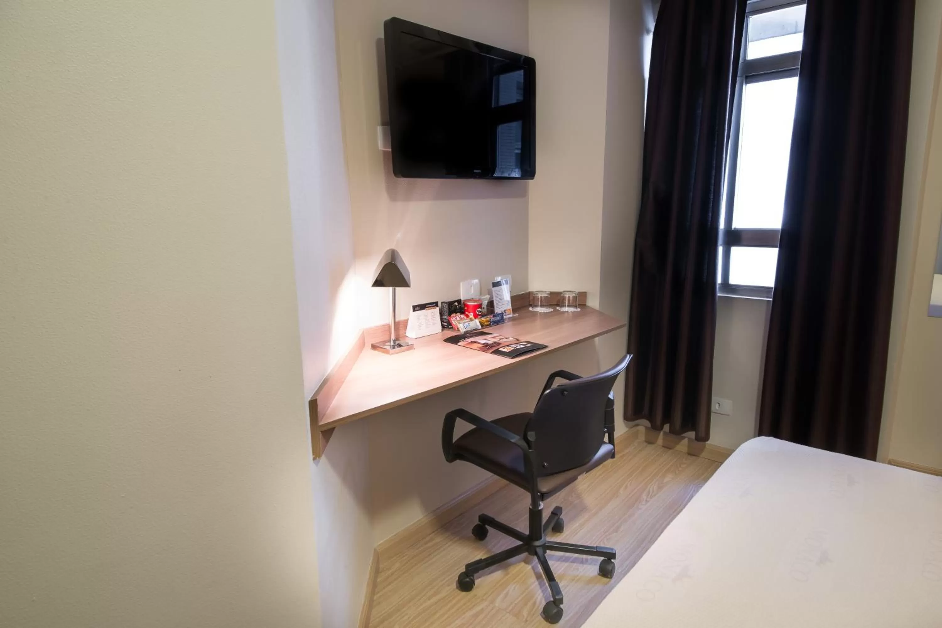 Bedroom, Bed in Summit Hotel Monaco