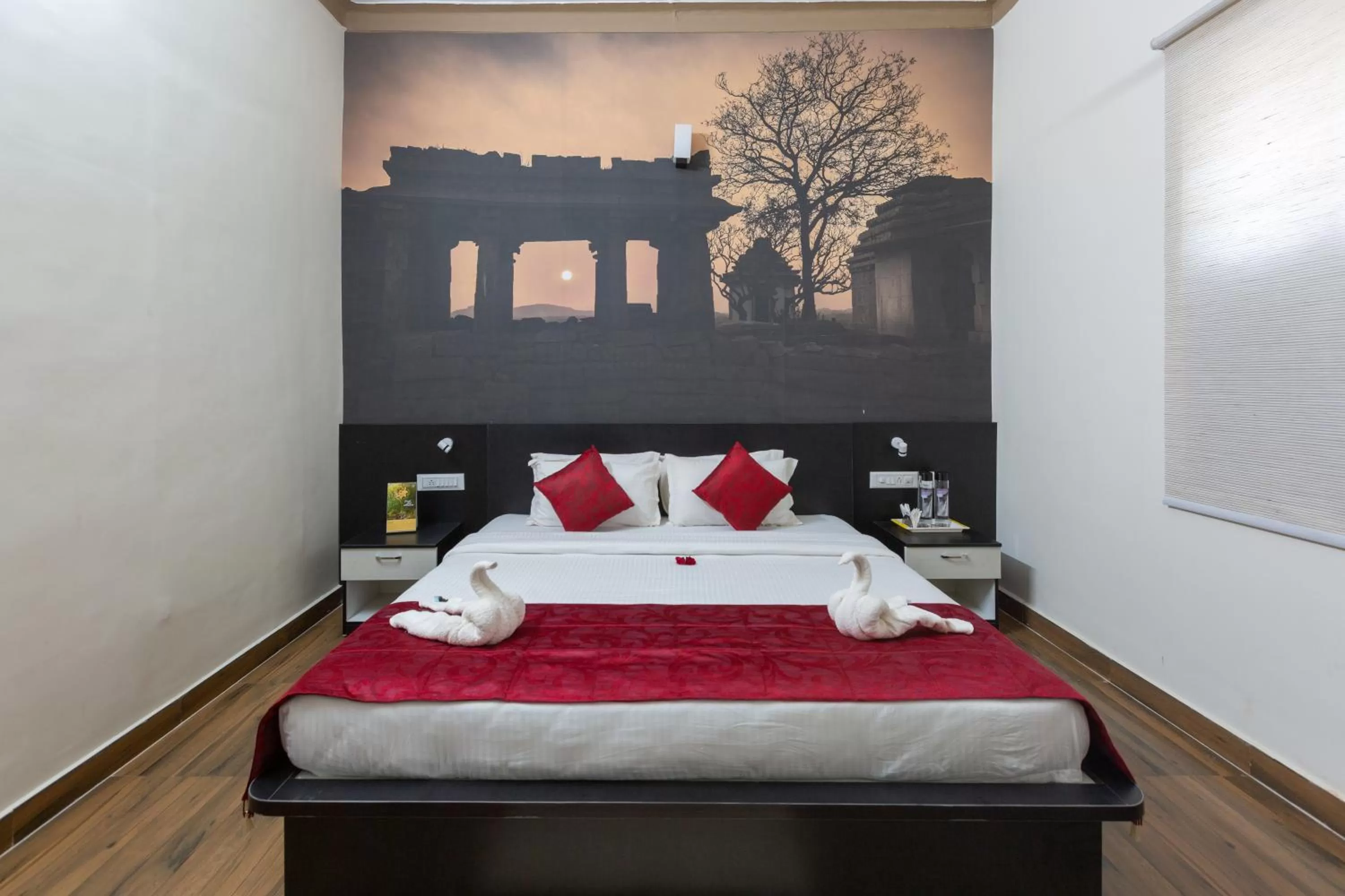 Bed in KSTDC Hotel Mayura Vijayanagara TB Dam