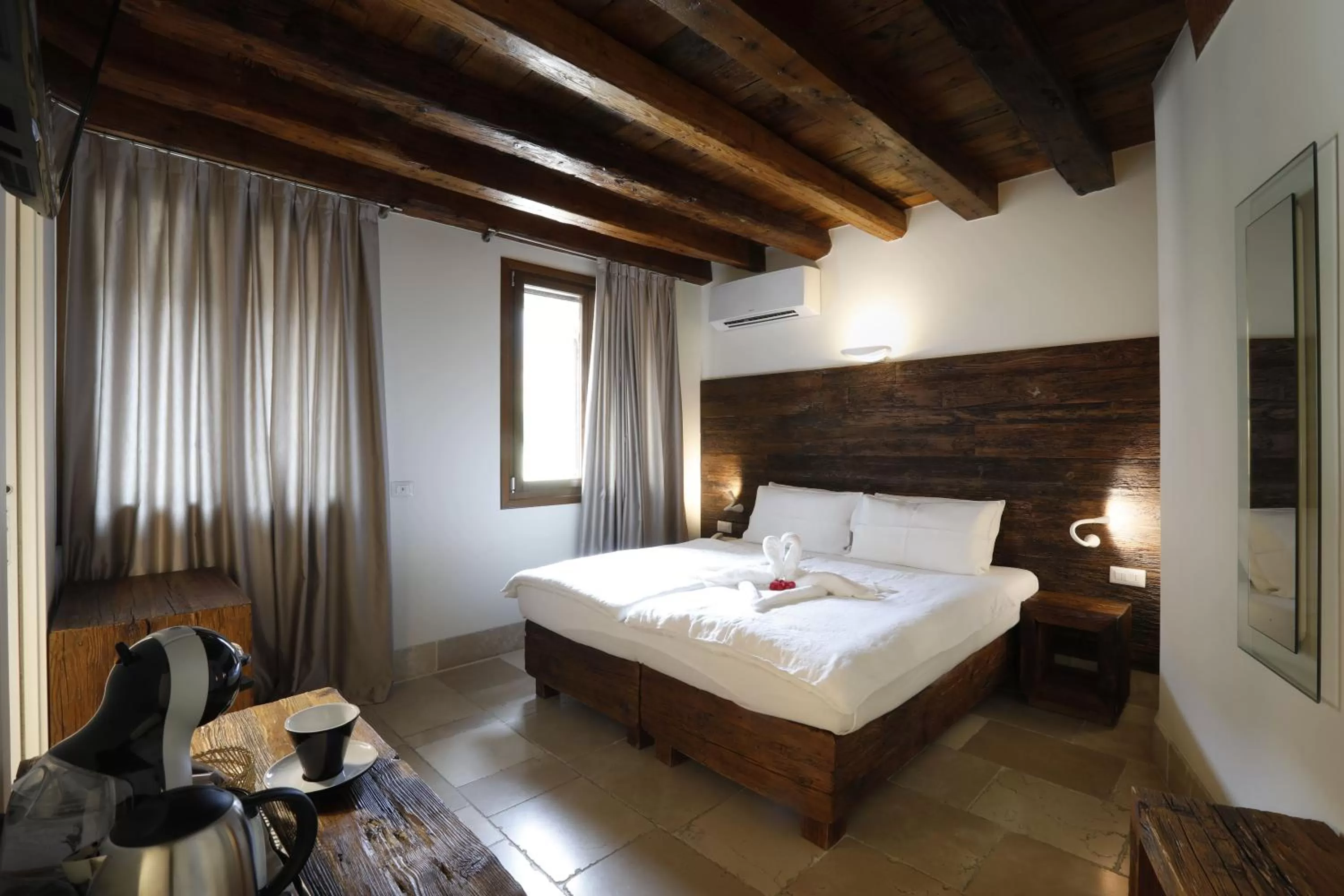 Living room, Bed in Hotel Antica Abbazia
