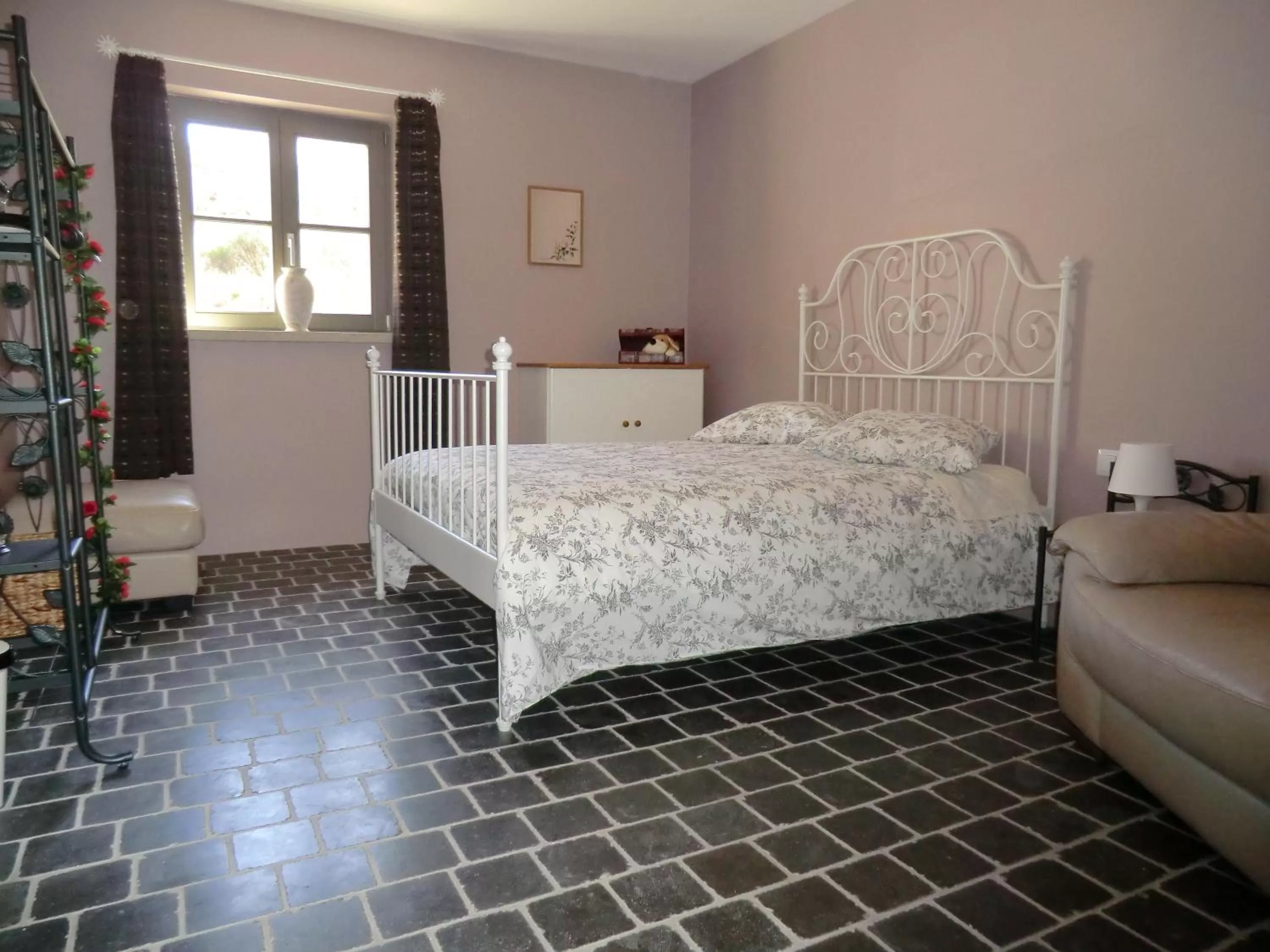 Decorative detail, Bed in La Bastide de Fontaille