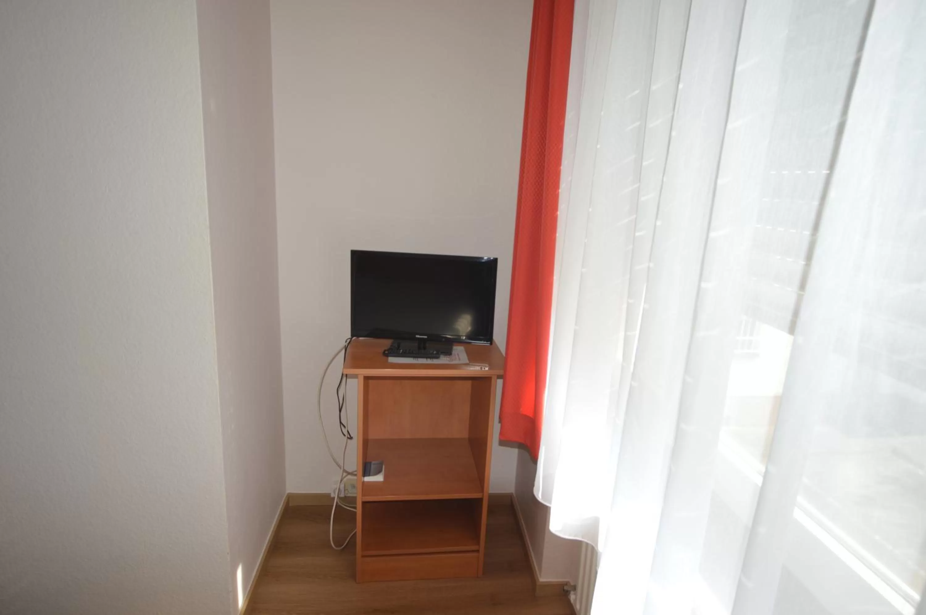 TV and multimedia, TV/Entertainment Center in Aktivhotel Alter Kaiser