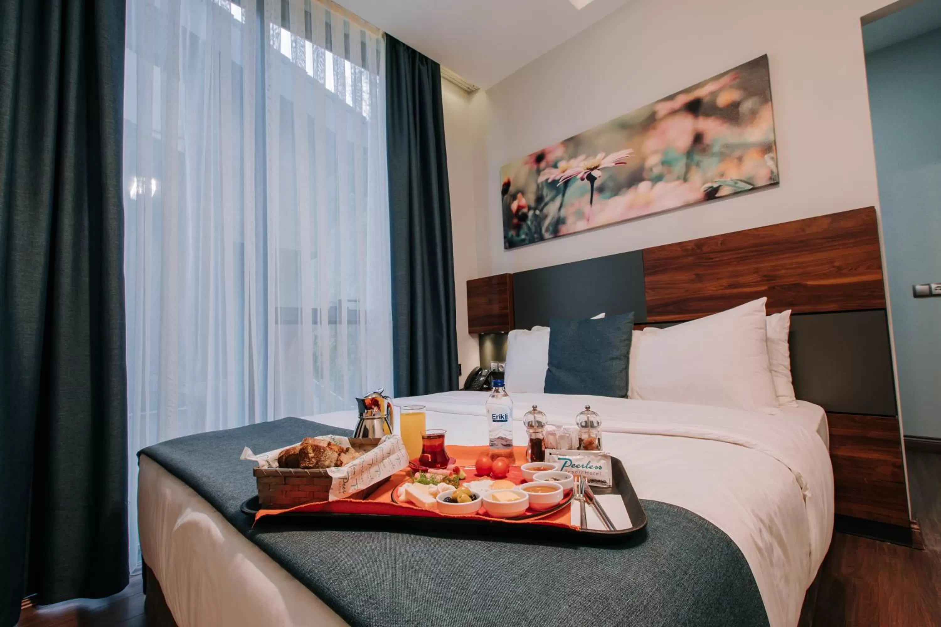 Coffee/tea facilities, Bed in Peerless Villas Hotel