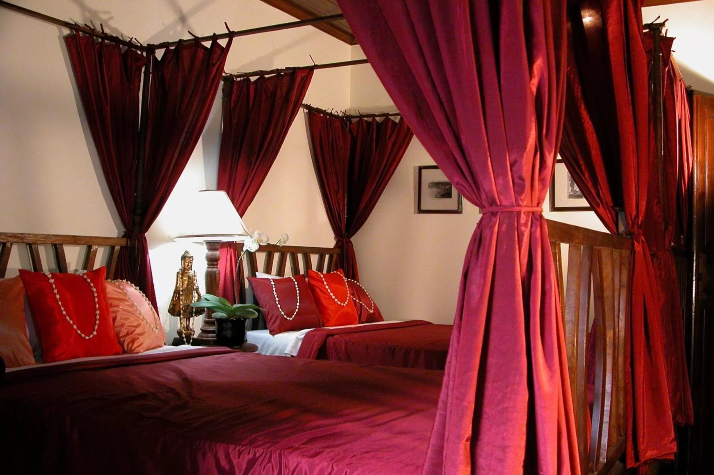 Bed in Tri Yaan Na Ros Colonial House