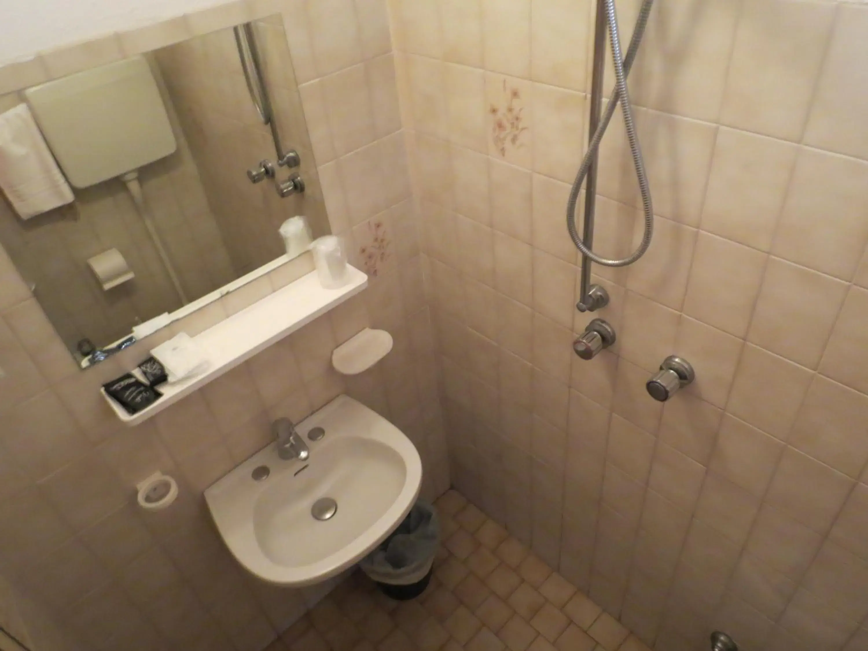 Economy Triple Room in Hotel Gemini Economy Triple Room in Hotel Gemini