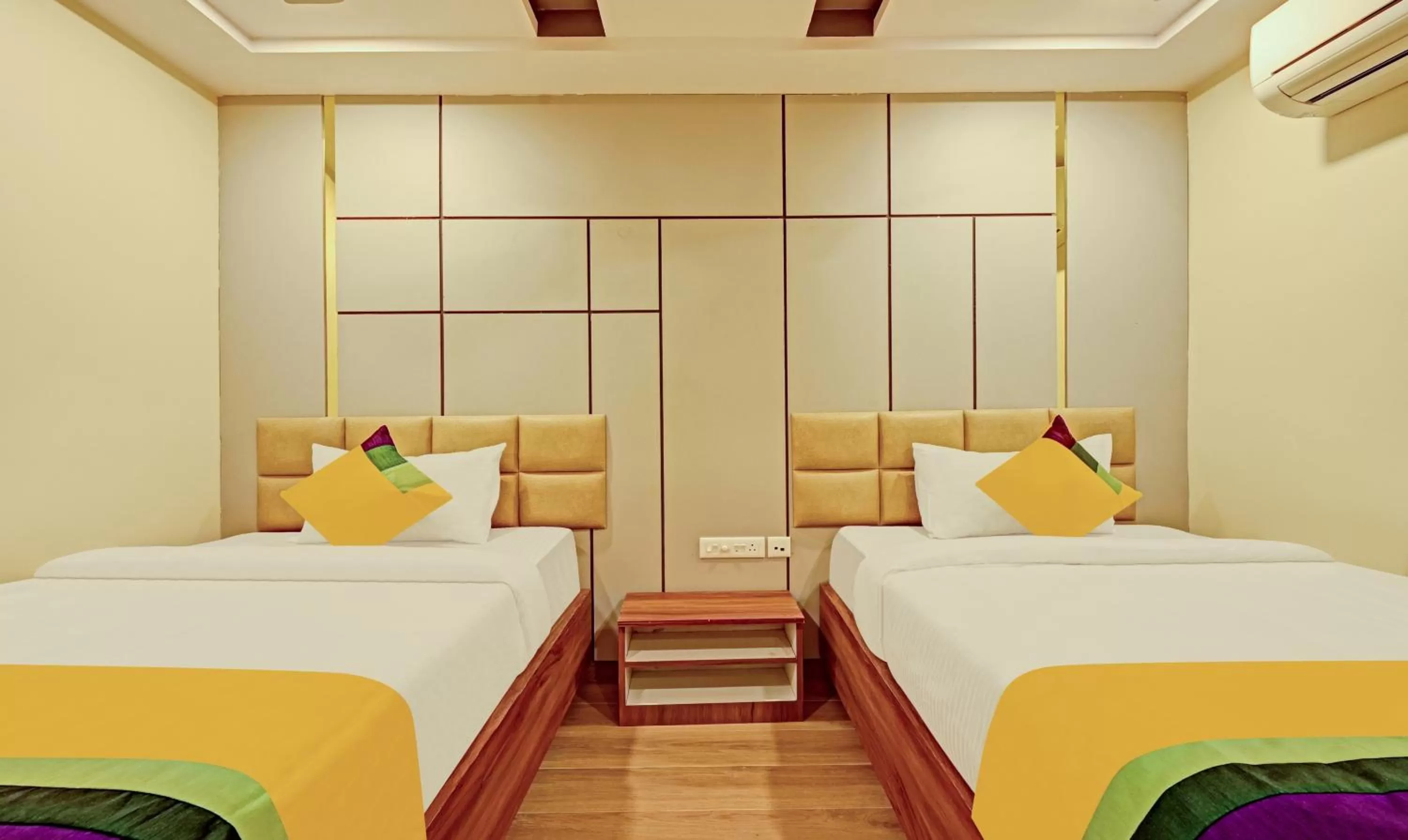 Bedroom, Bed in Itsy Hotels Sri Sai Grand Inn