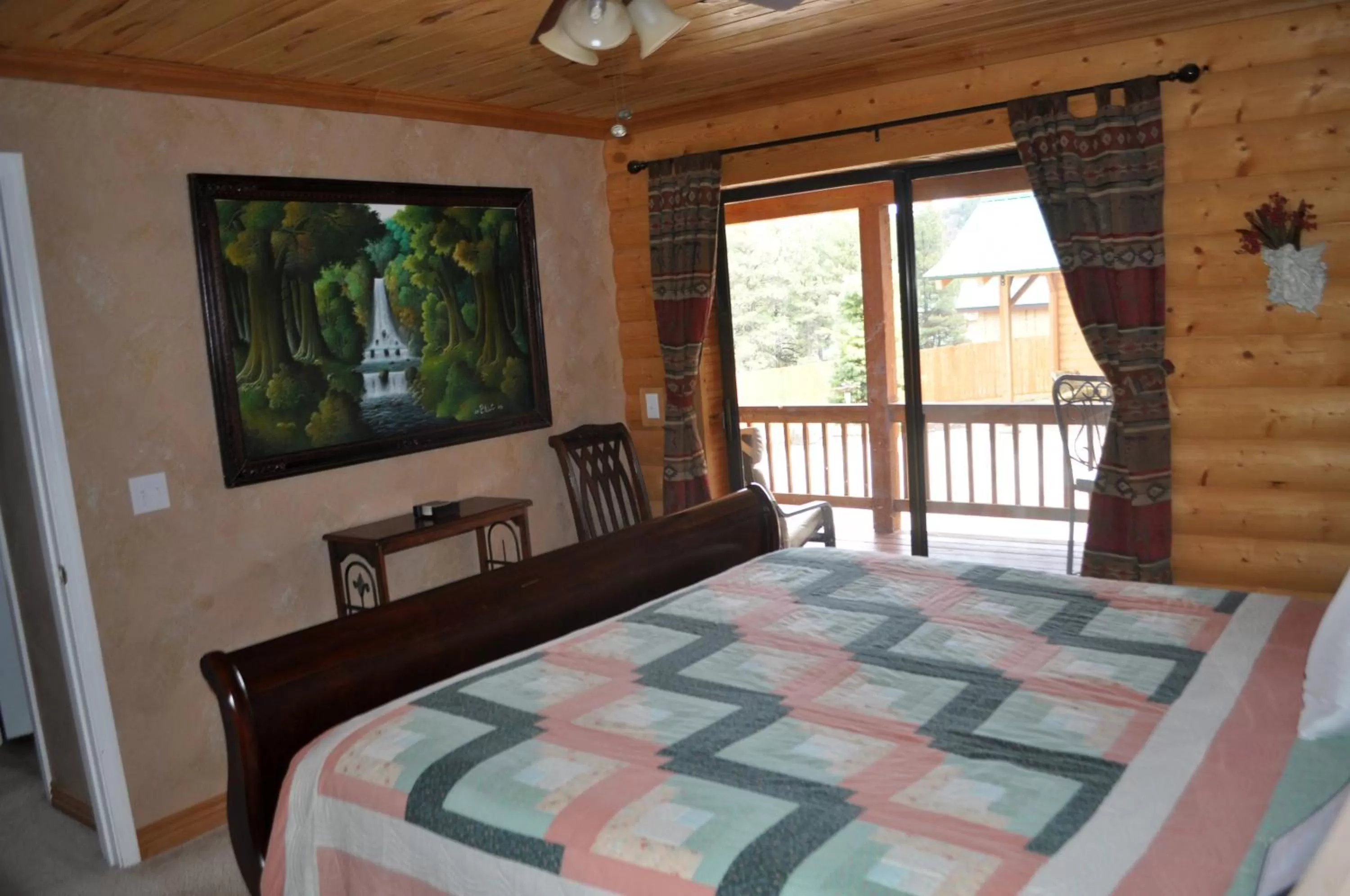 Bed in Elkwood Manor Bed & Breakfast