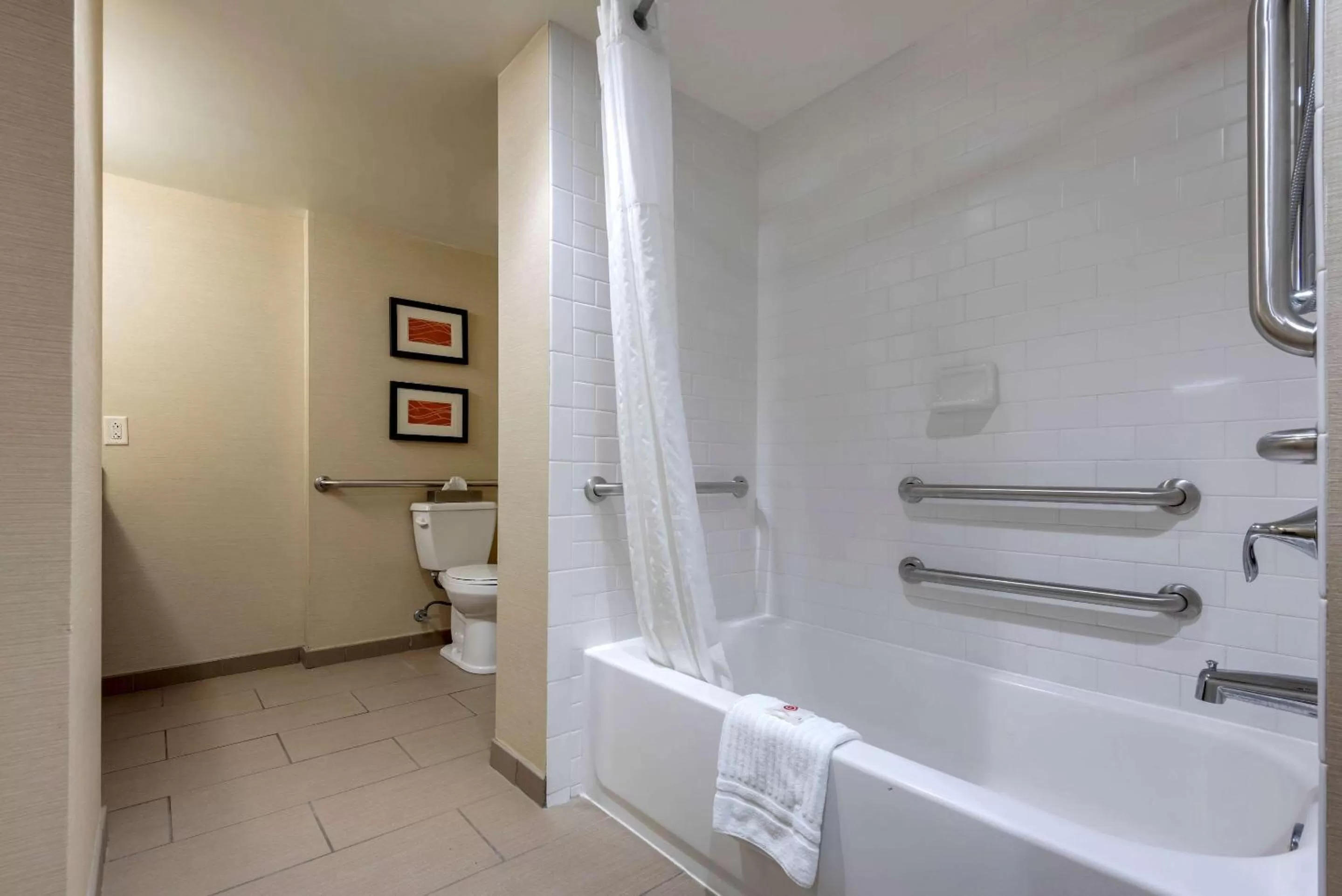 Photo of the whole room in Comfort Inn The Pointe